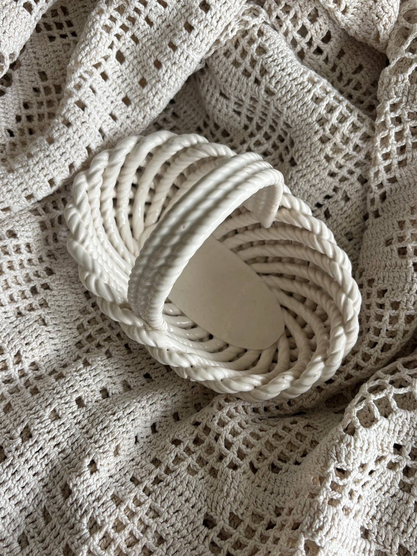 Lille flettet porcelæn kurv