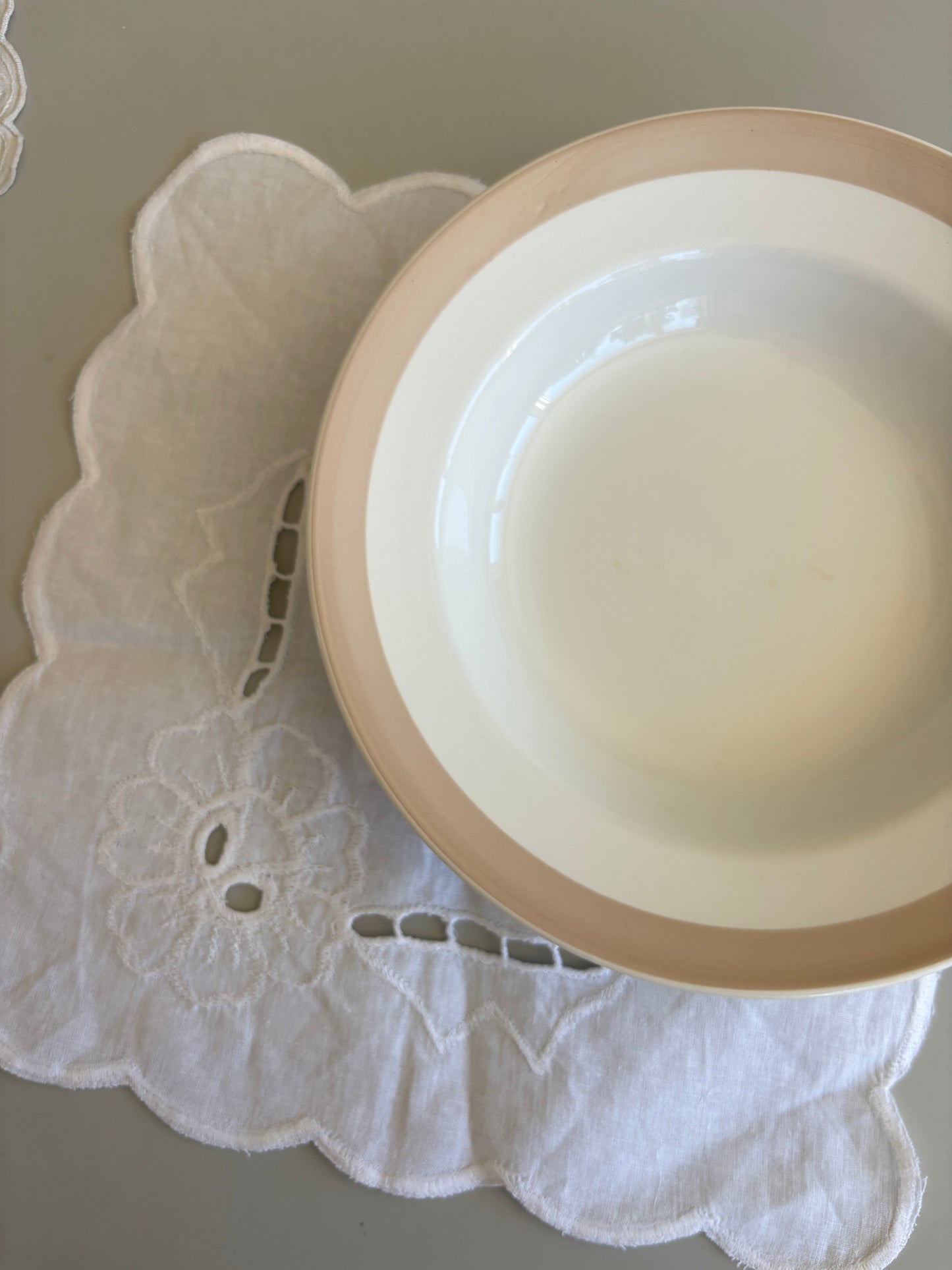 Dybe tallerkner med beige kant