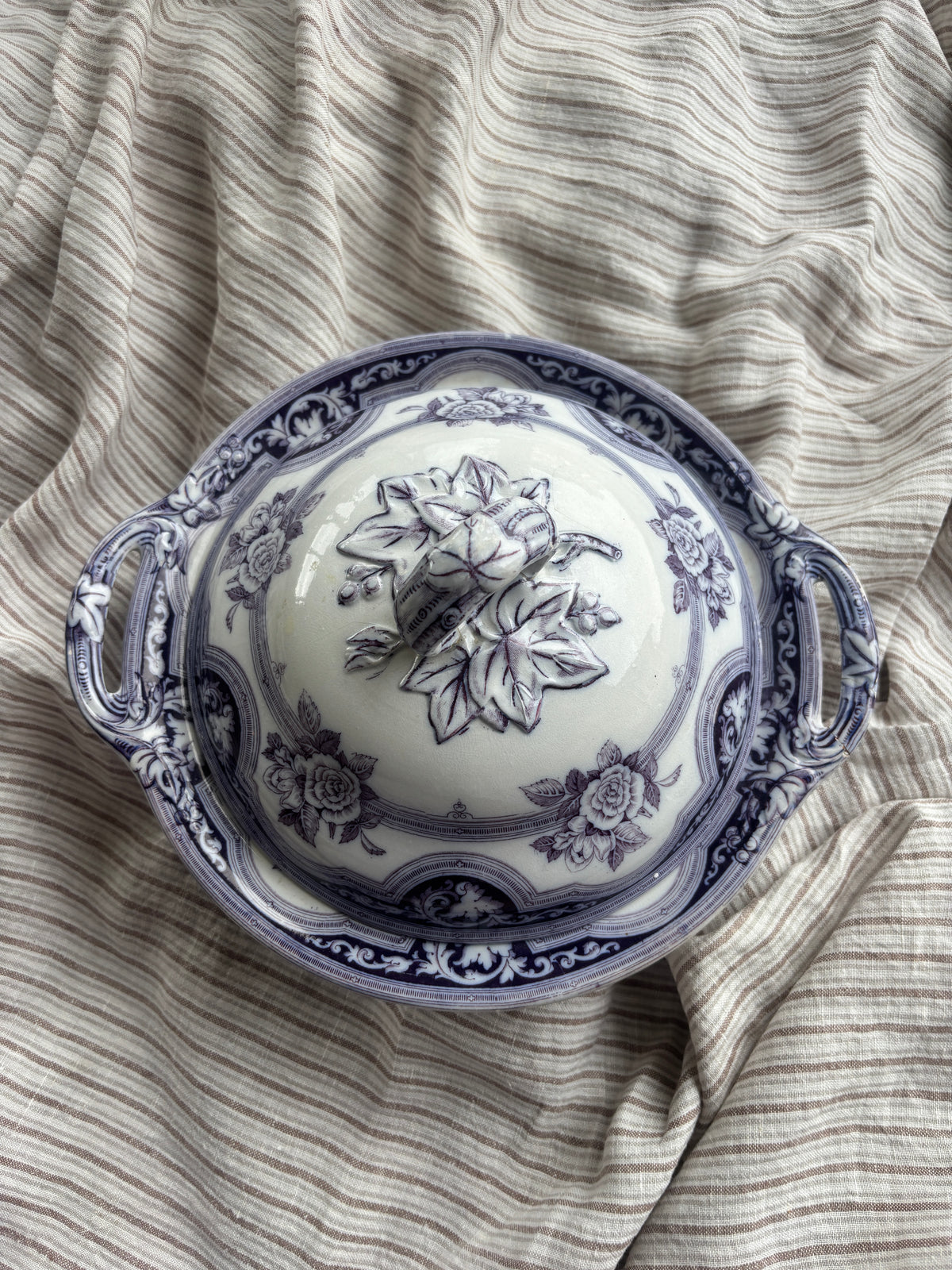 Vintage terrin med lilla motiv
