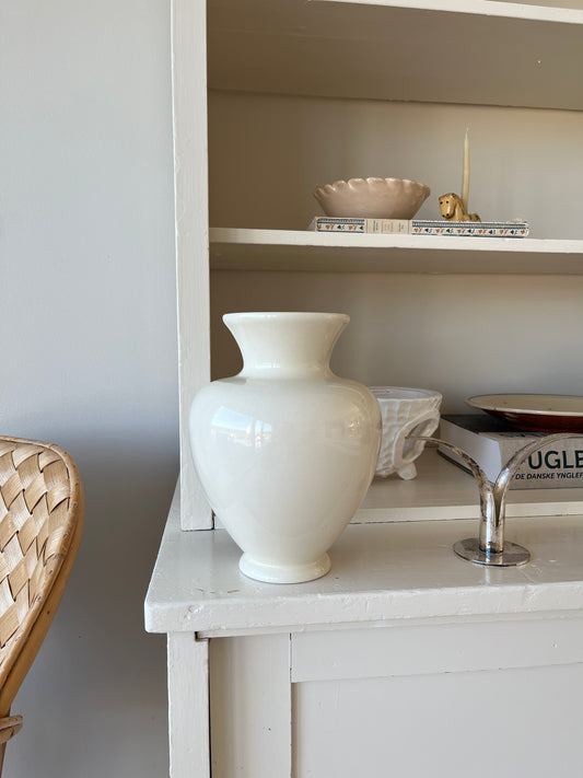 Smuk cremefarvet vase
