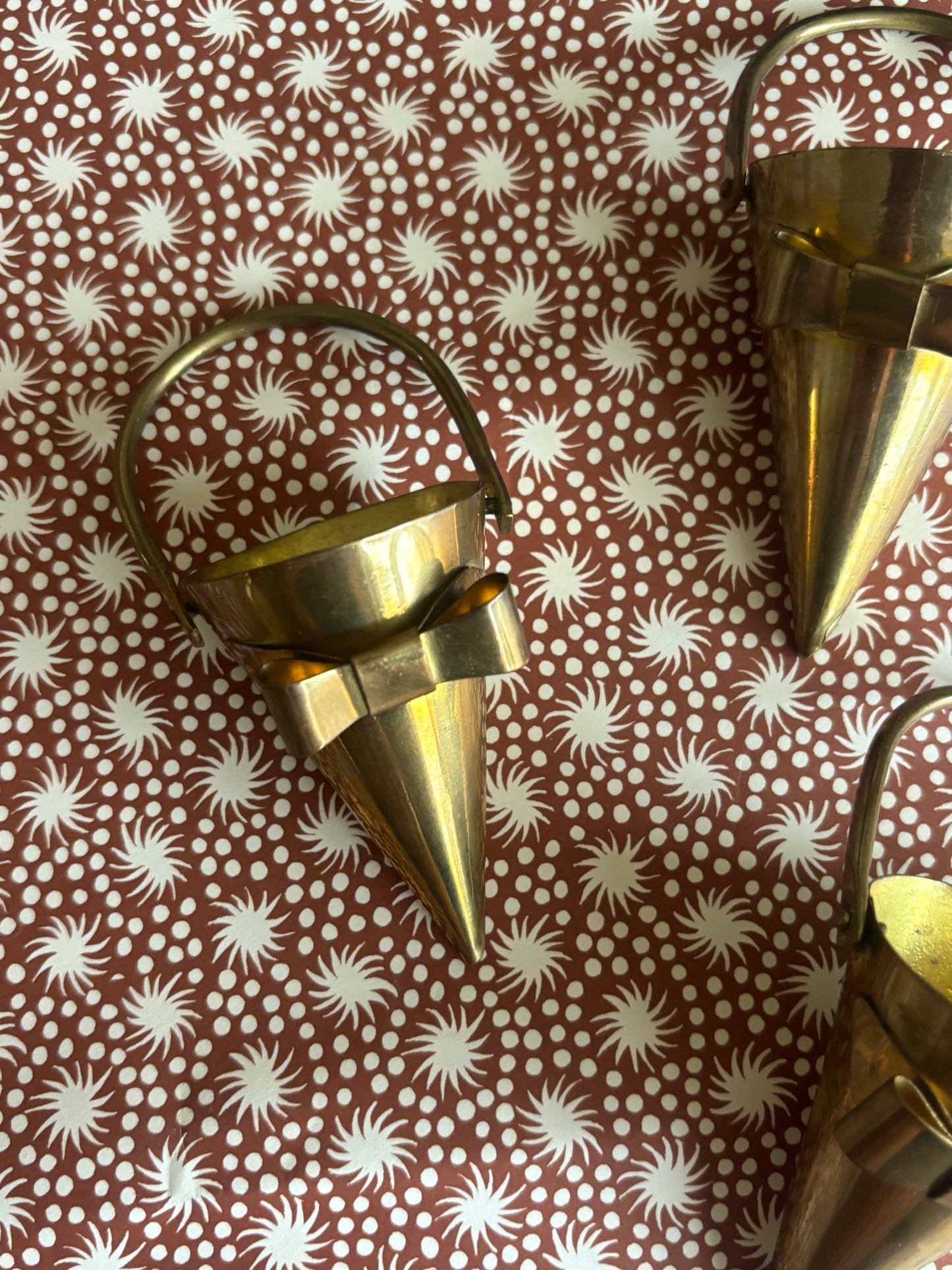 Små messing ophæng med sløjfe