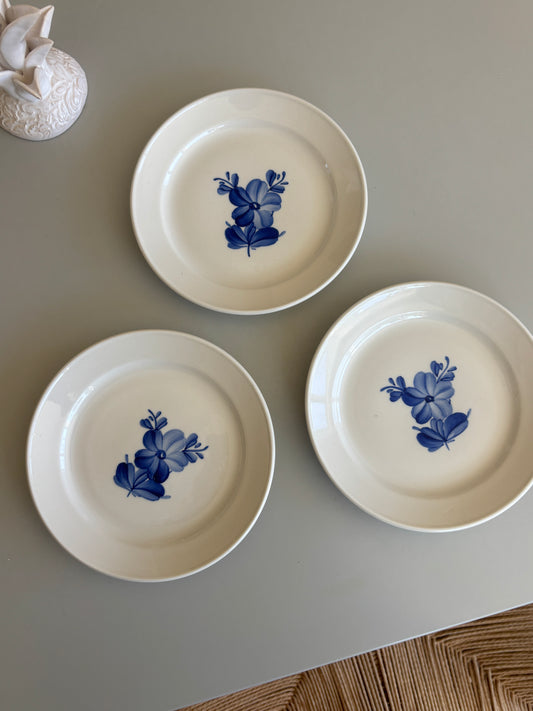 Kage tallerkner med blå blomst