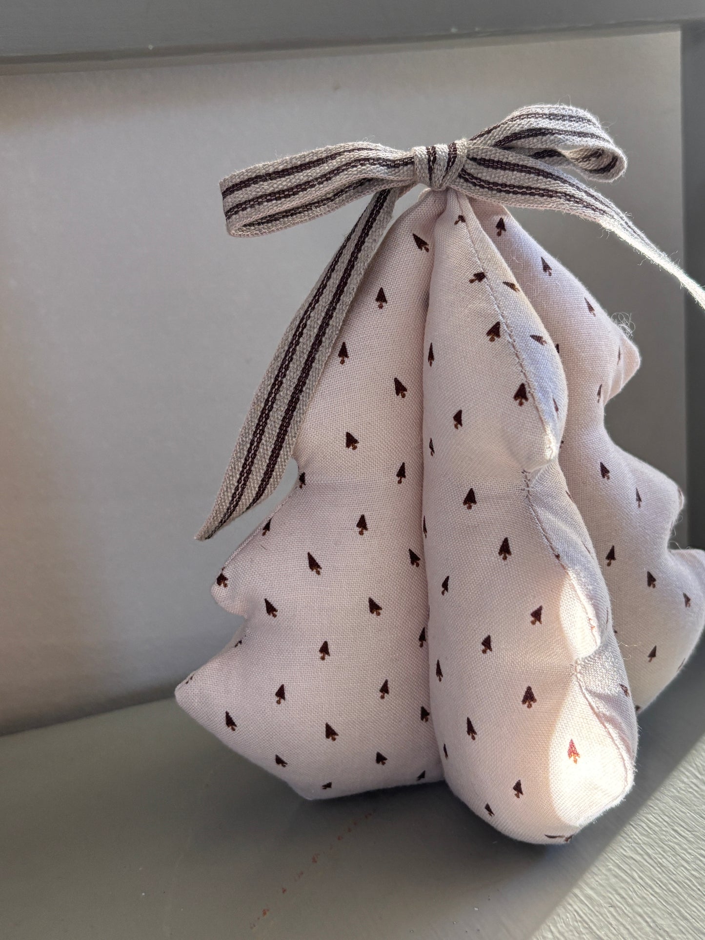 Håndlavet juletræ med sløjfe