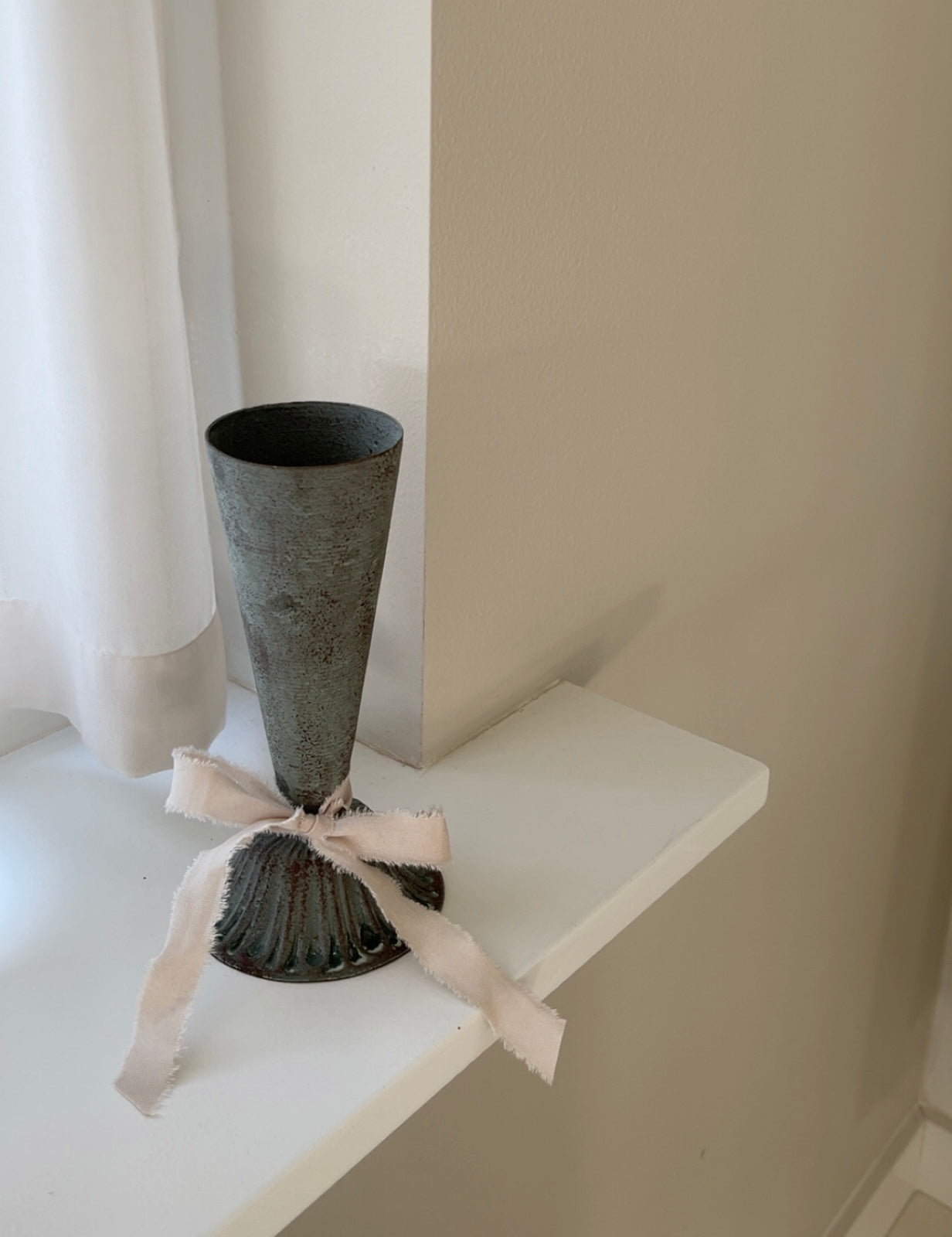 Lille vase med sløjfe