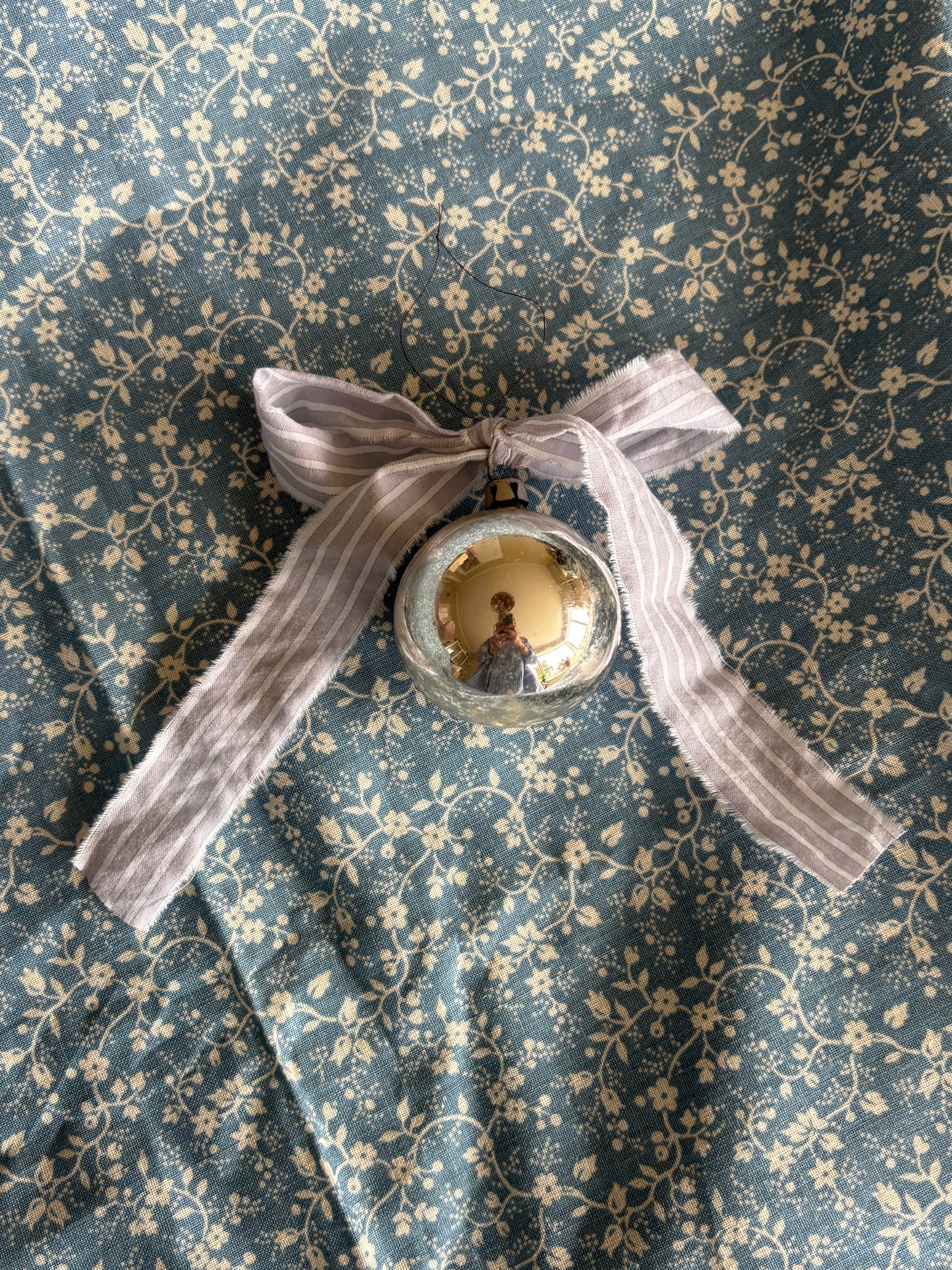 Julekugle med sløjfe