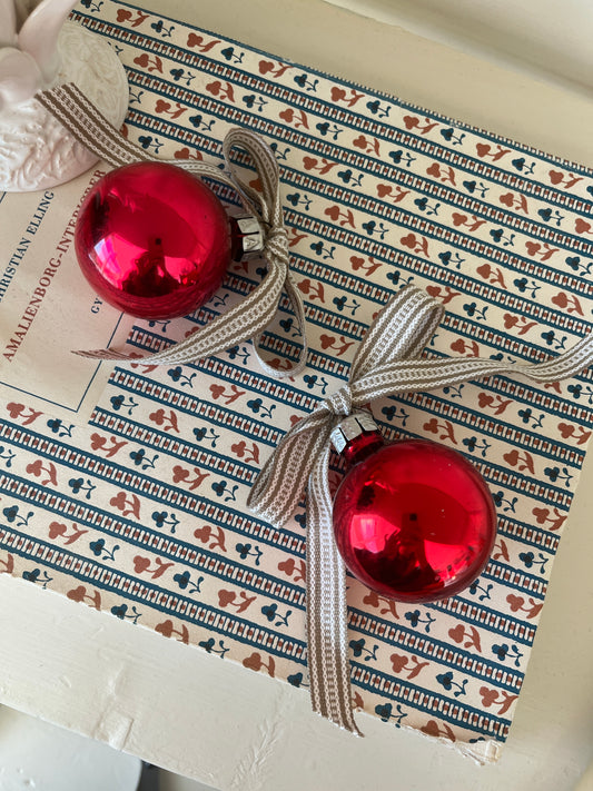 Røde julekugler med bånd, beige