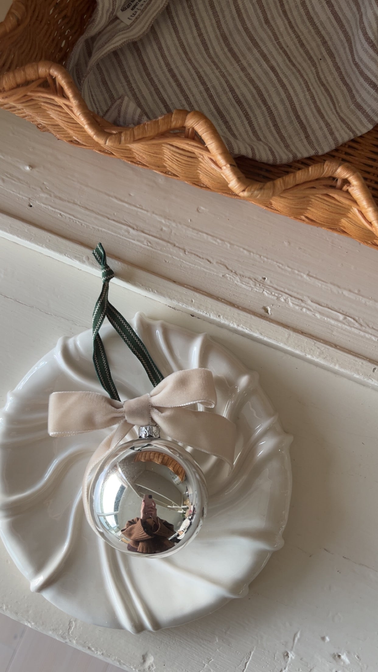 Julekugle med velourbånd, creme