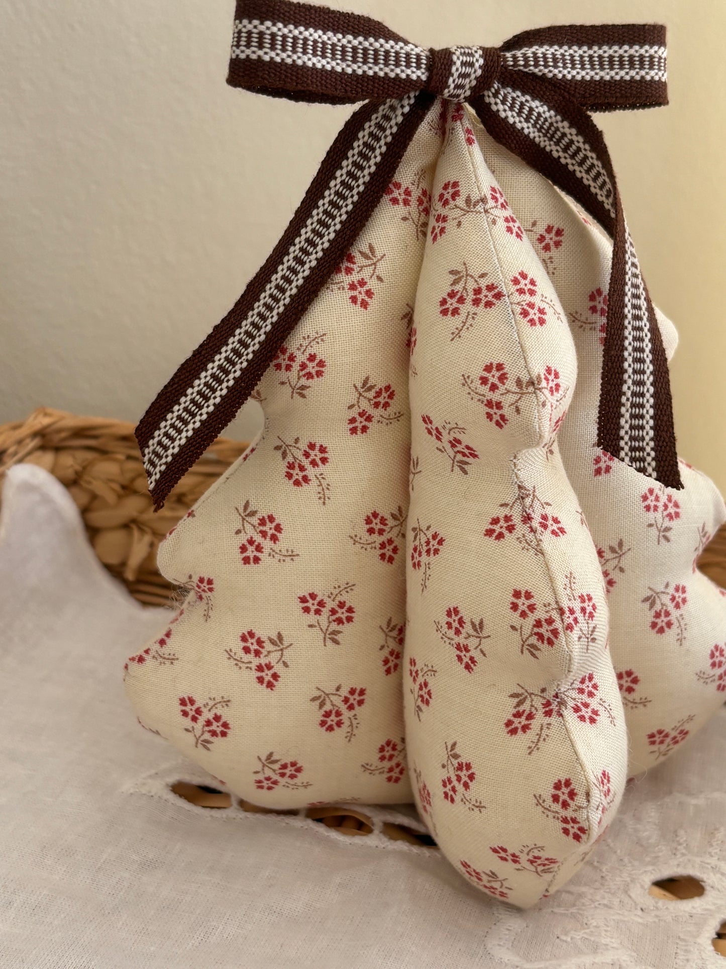 Håndlavet juletræ med sløjfe