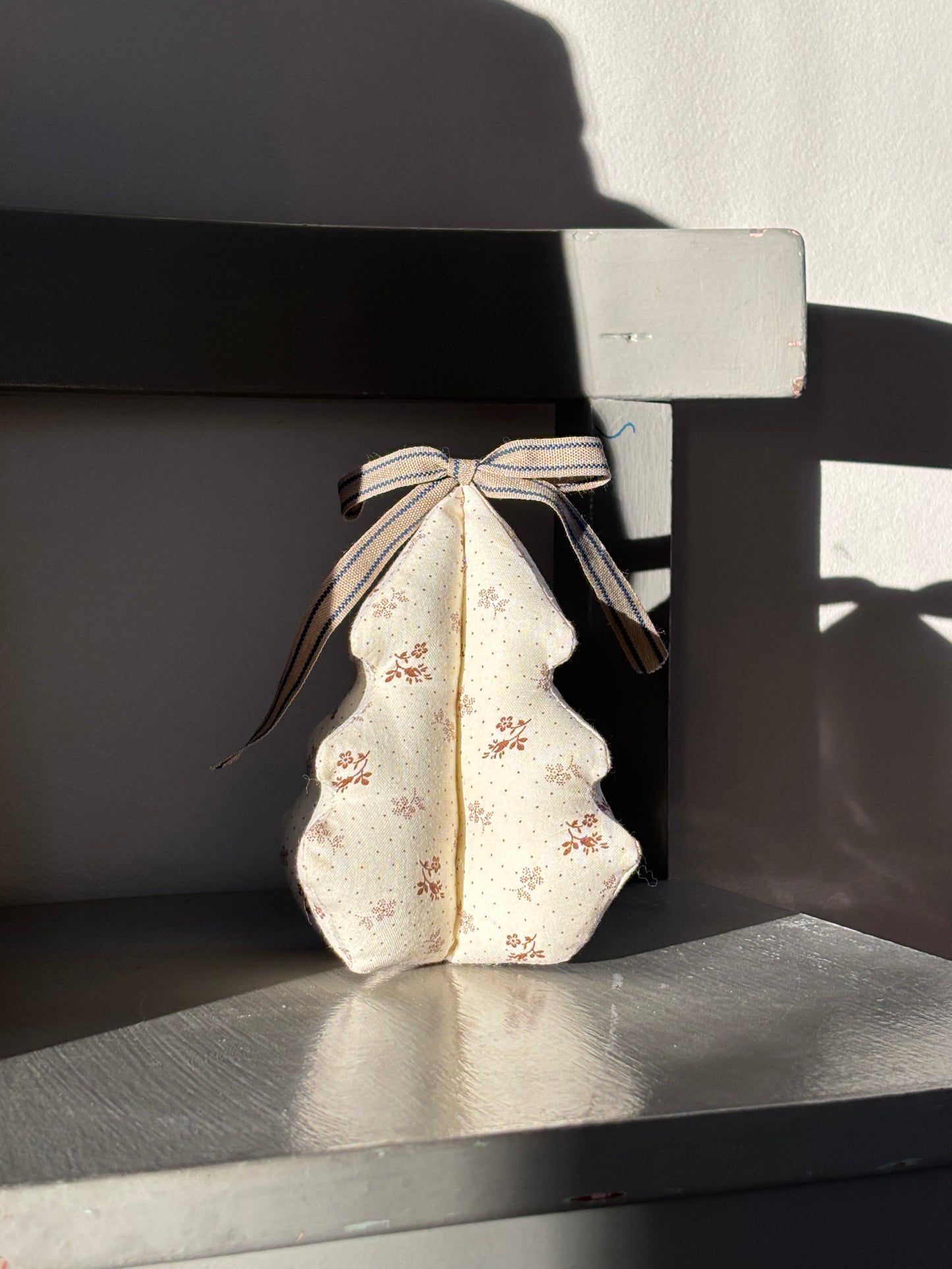 Håndlavet juletræ med sløjfe