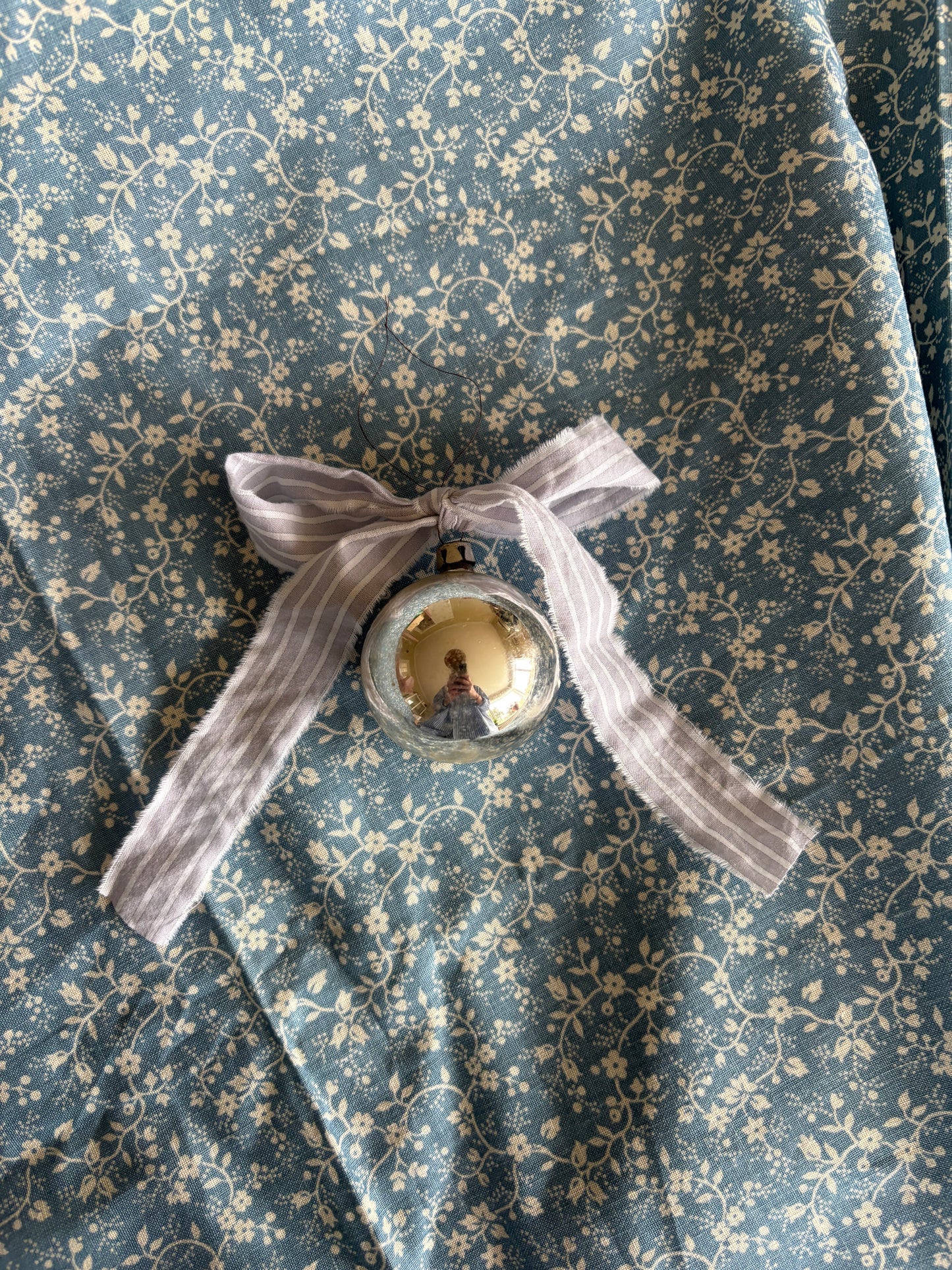 Julekugle med sløjfe