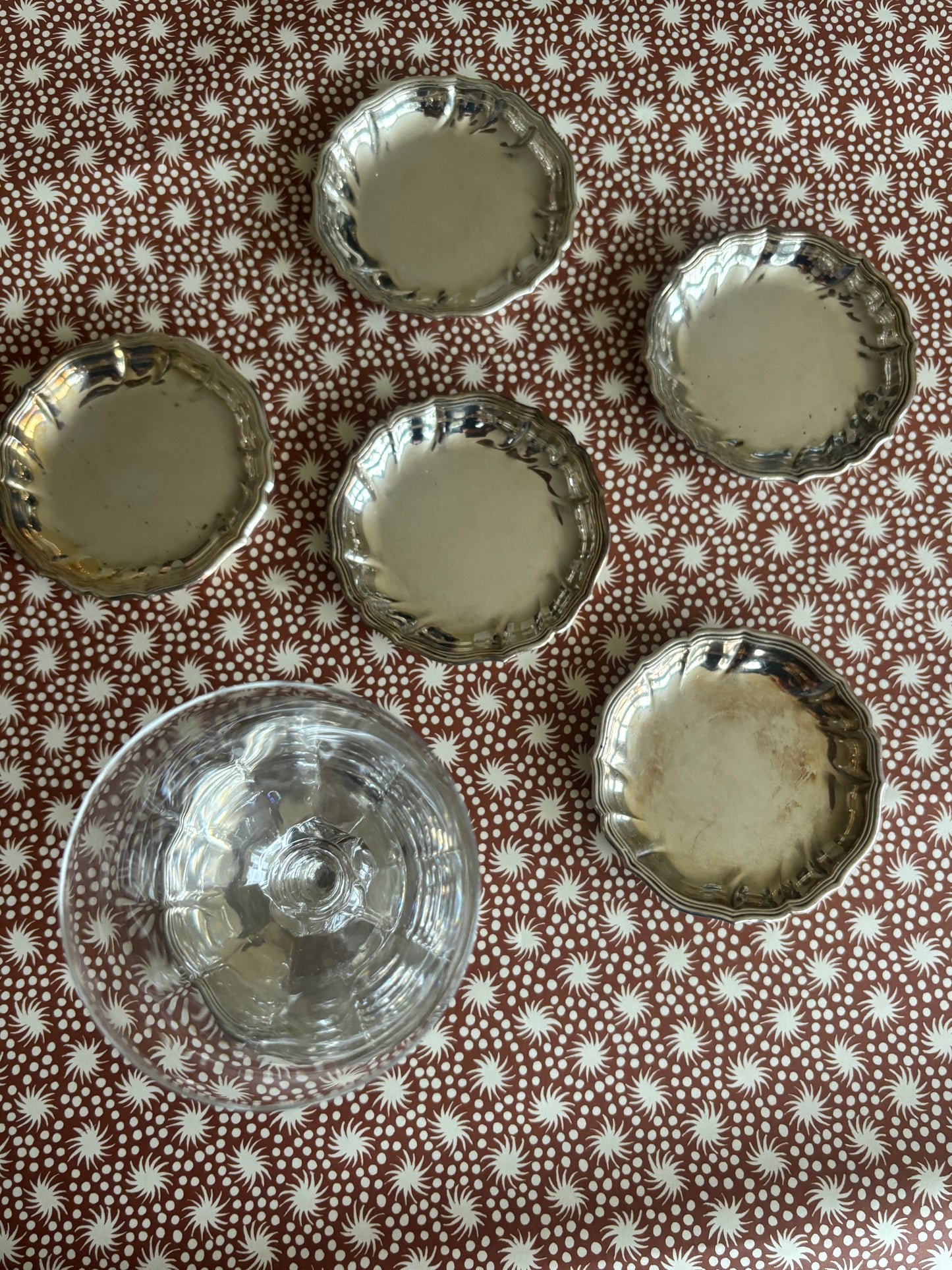 Små pletsølv tallerkner