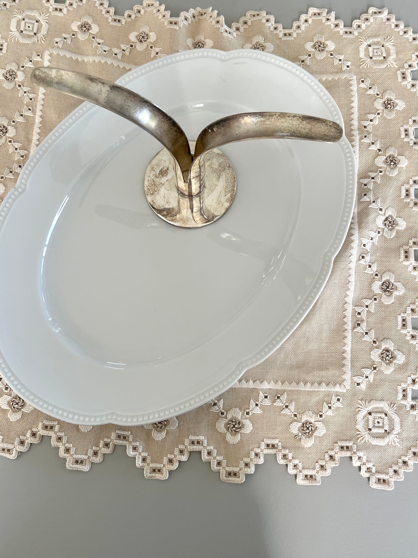 Smukt fad hvidt med perlekant