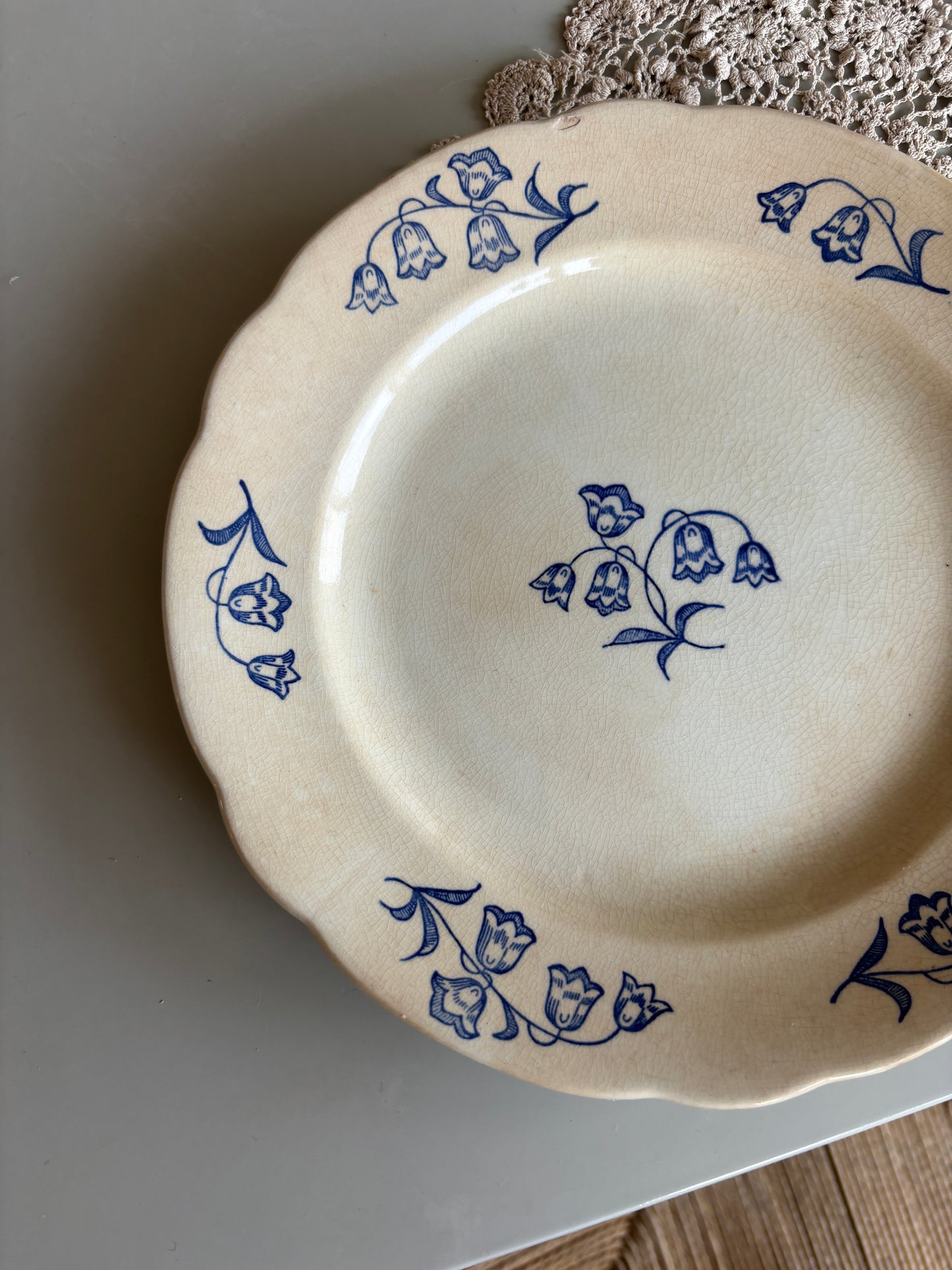 Plette med blå blomster