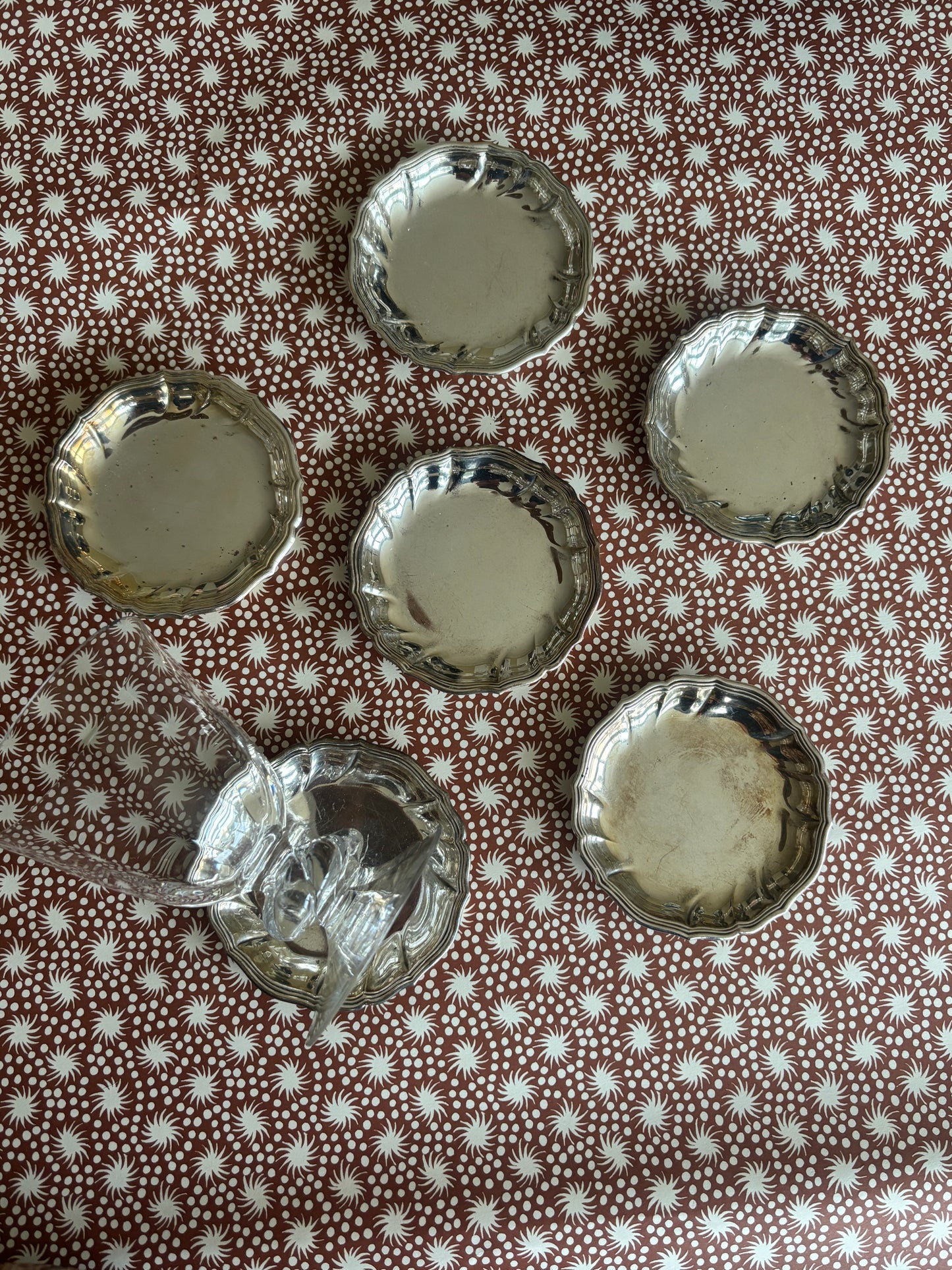 Små pletsølv tallerkner