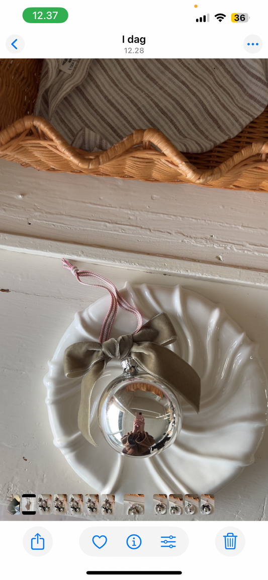 Julekugle med velourbånd, kaki