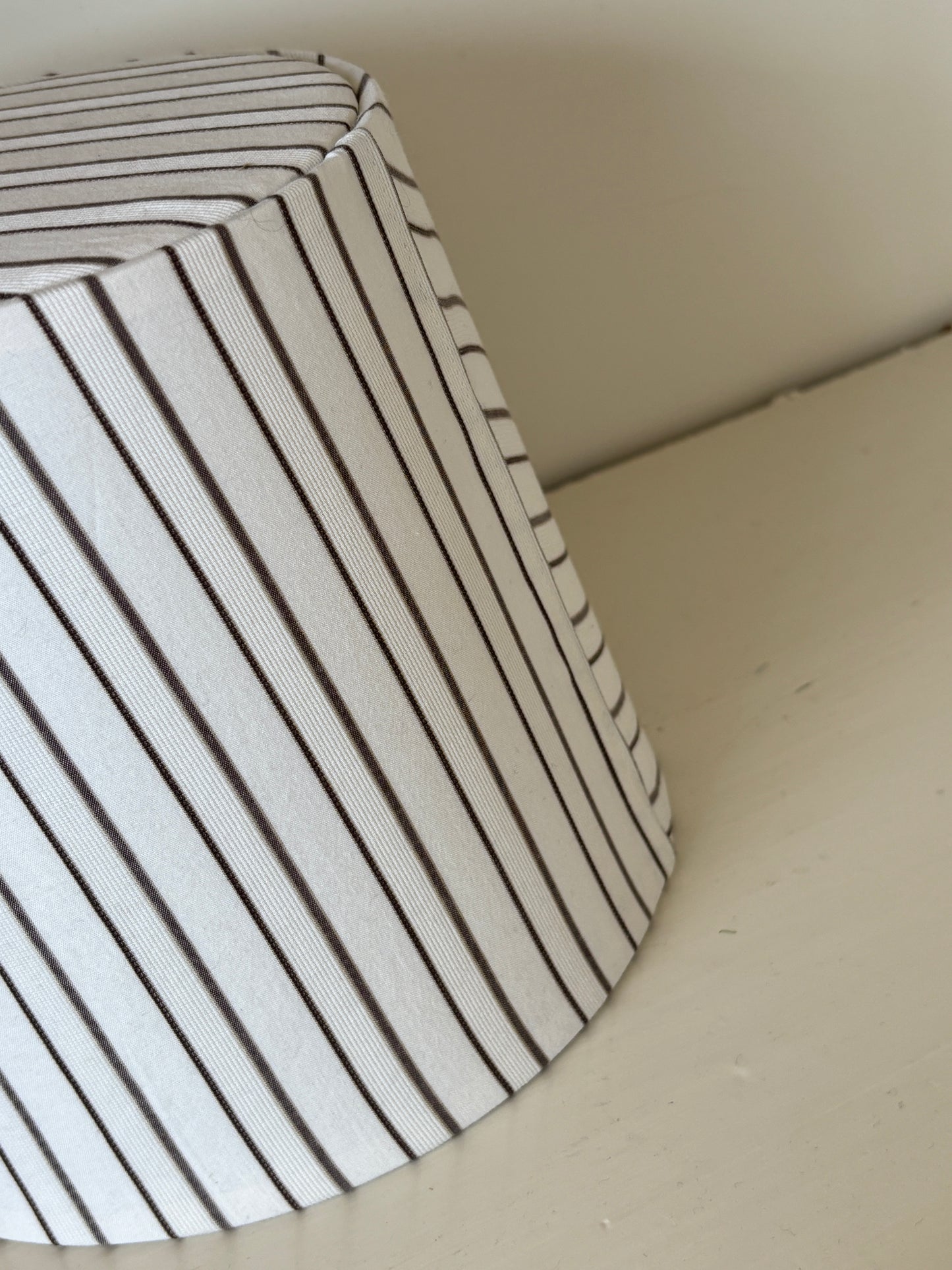 Lampe med stribet skærm