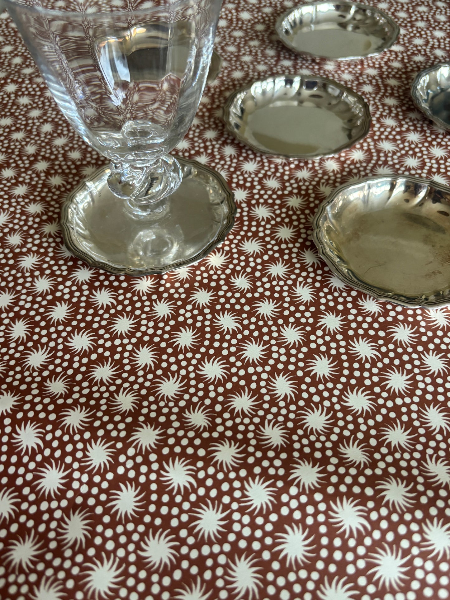 Små pletsølv tallerkner