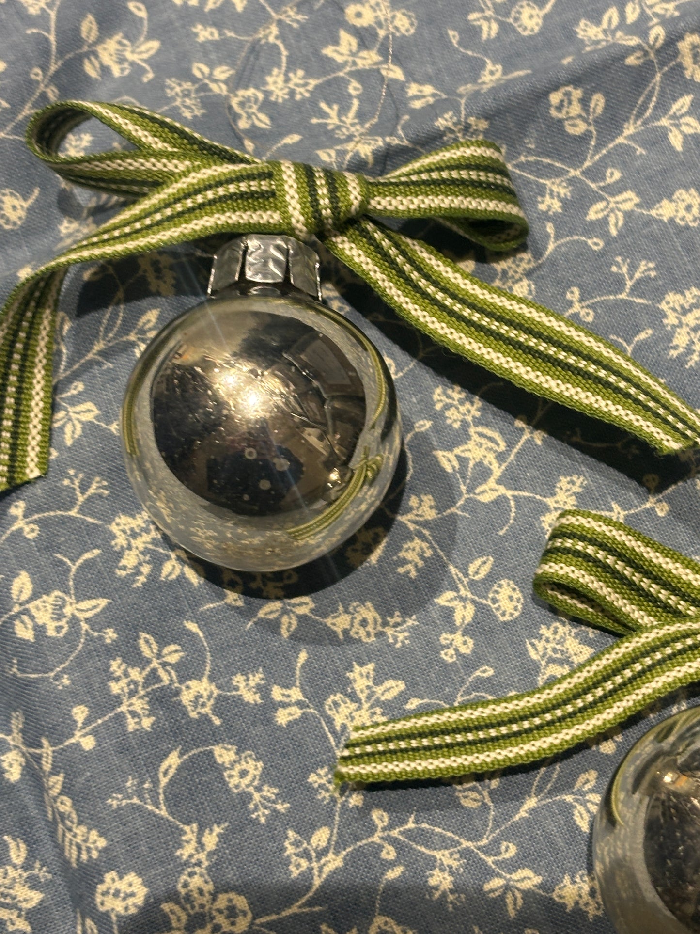 Små julekugler med sløjfe