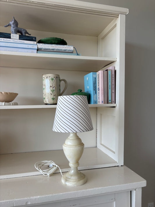 Lampe med stribet skærm