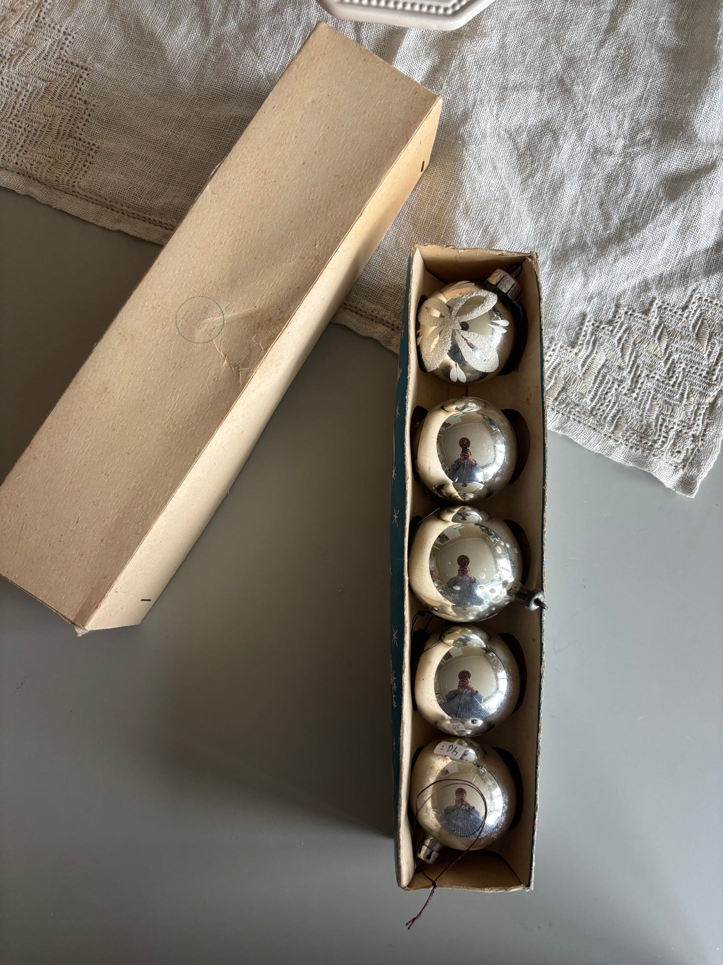 Æske med gamle julekugler