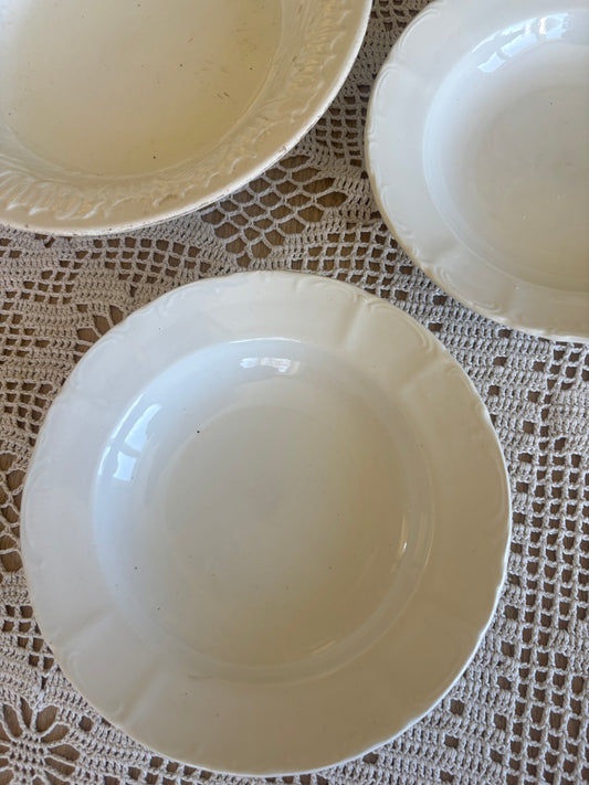 Dybe cremefarvet tallerkner