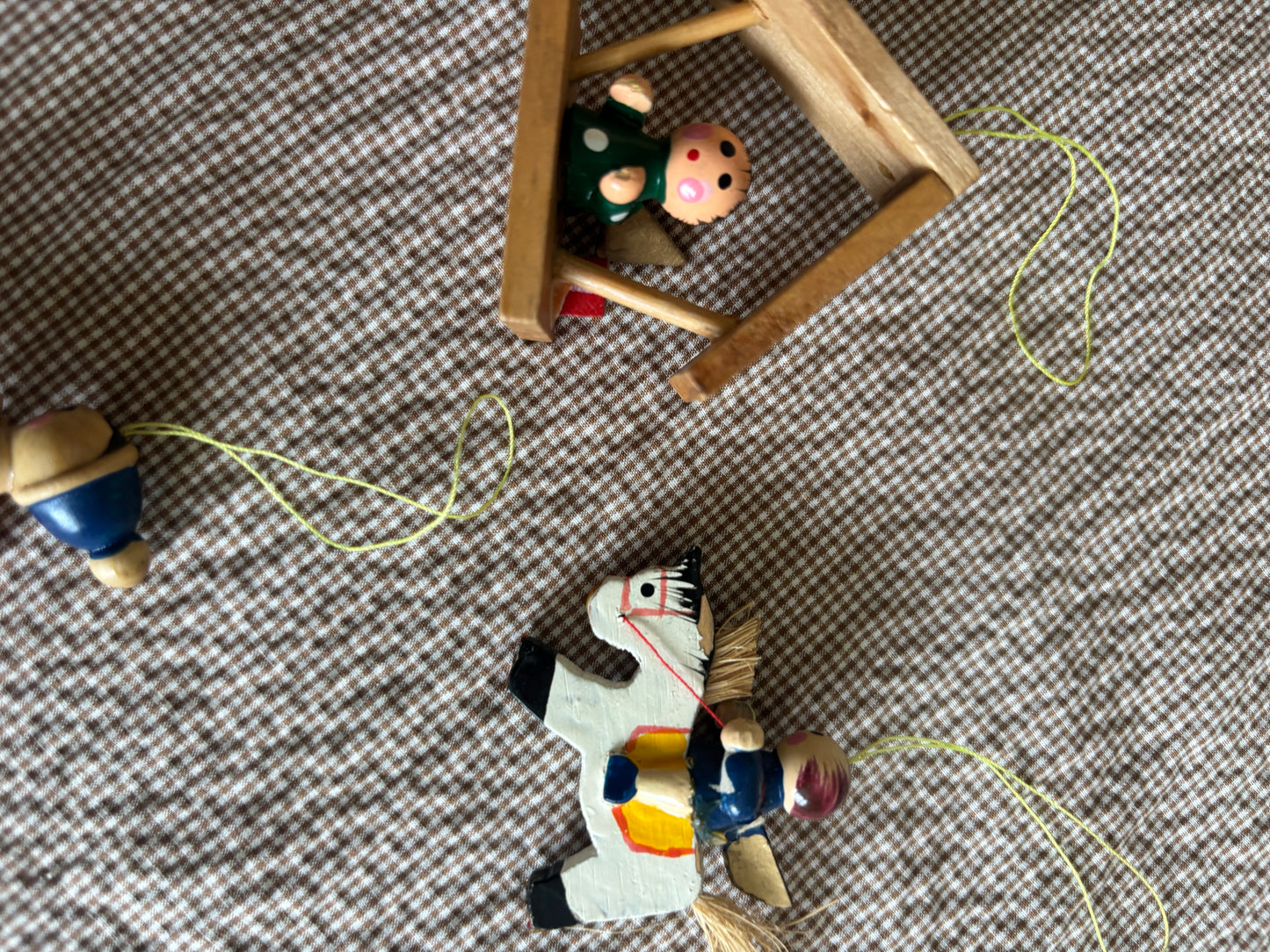 Fint gammelt juleophæng i træ