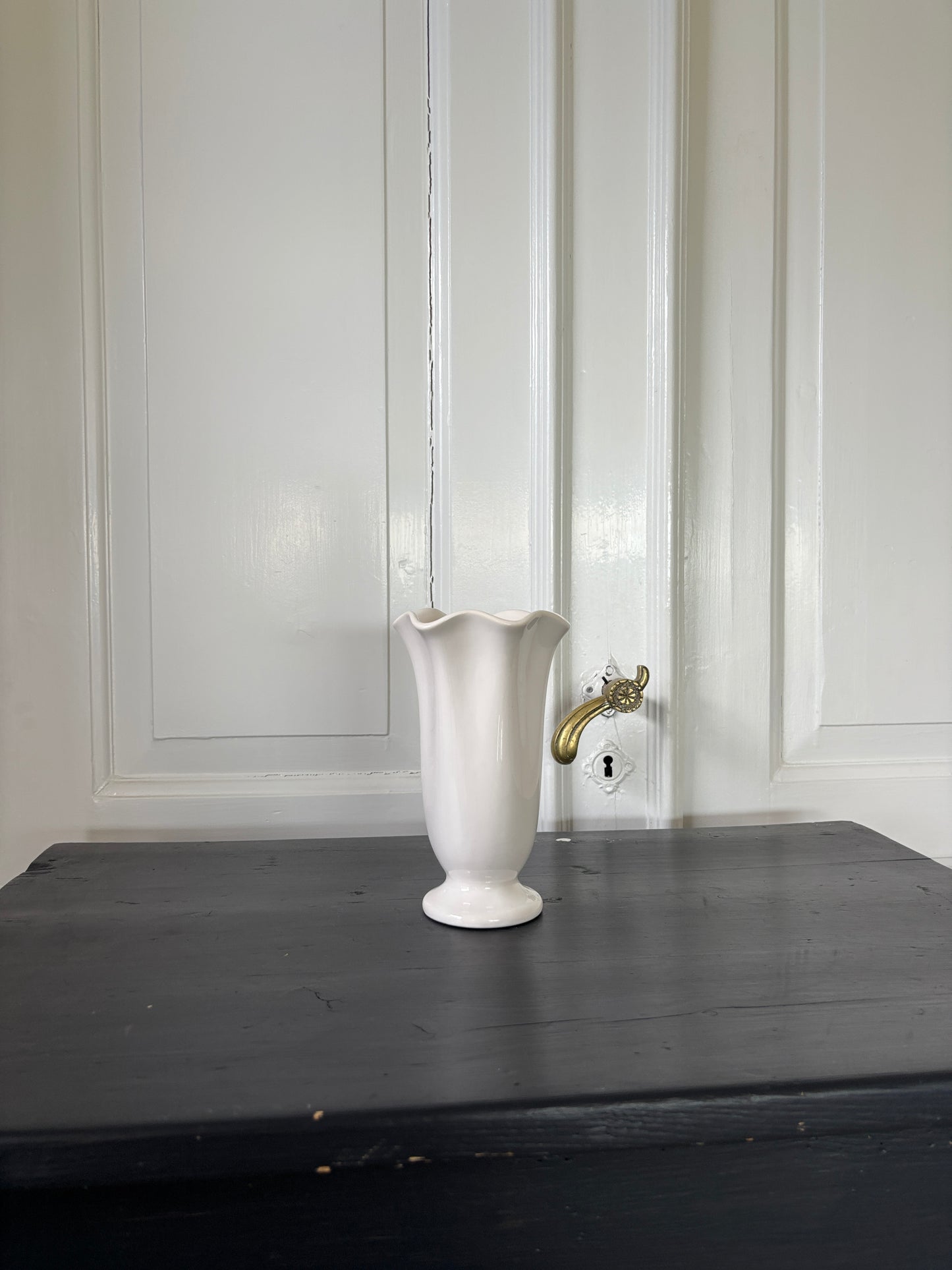 Fin hvid porcelæn vase
