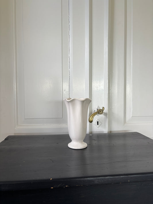 Fin hvid porcelæn vase