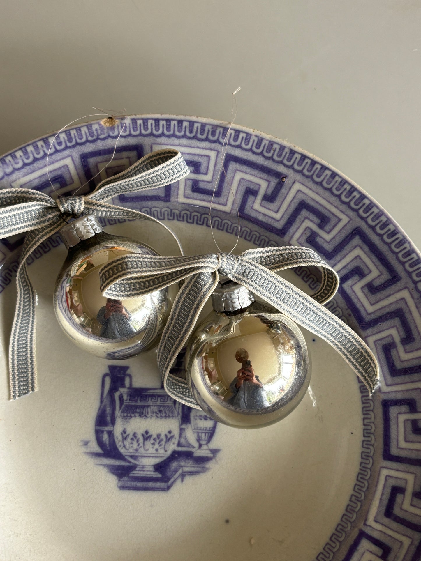 Gamle julekugler med sløjfe