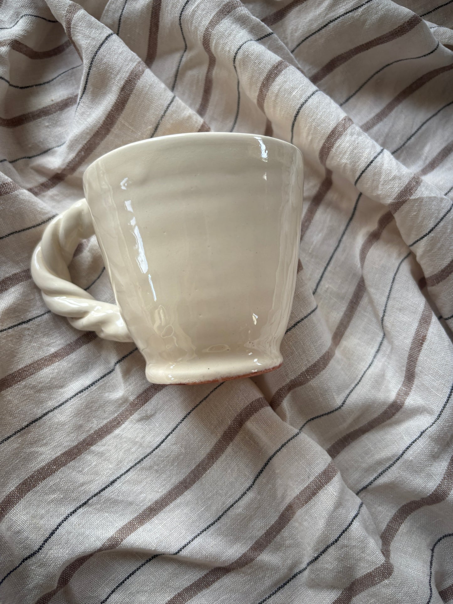 Keramik kop med snoet hank