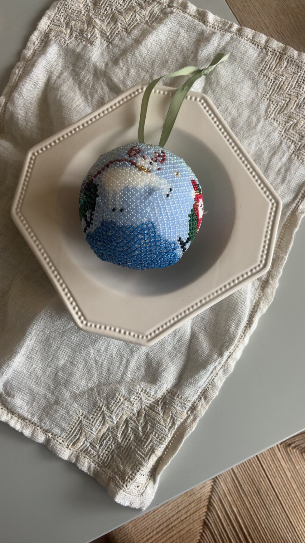 Store julekugle med perler