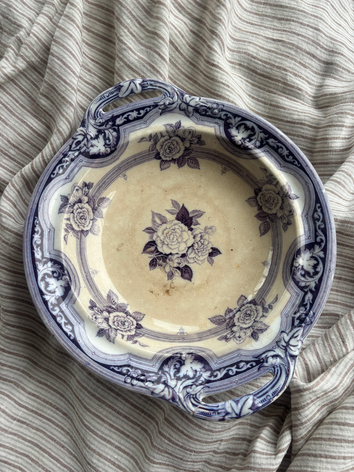 Vintage terrin med lilla motiv