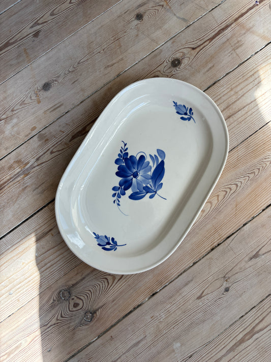 Fad med blå blomst, mellem