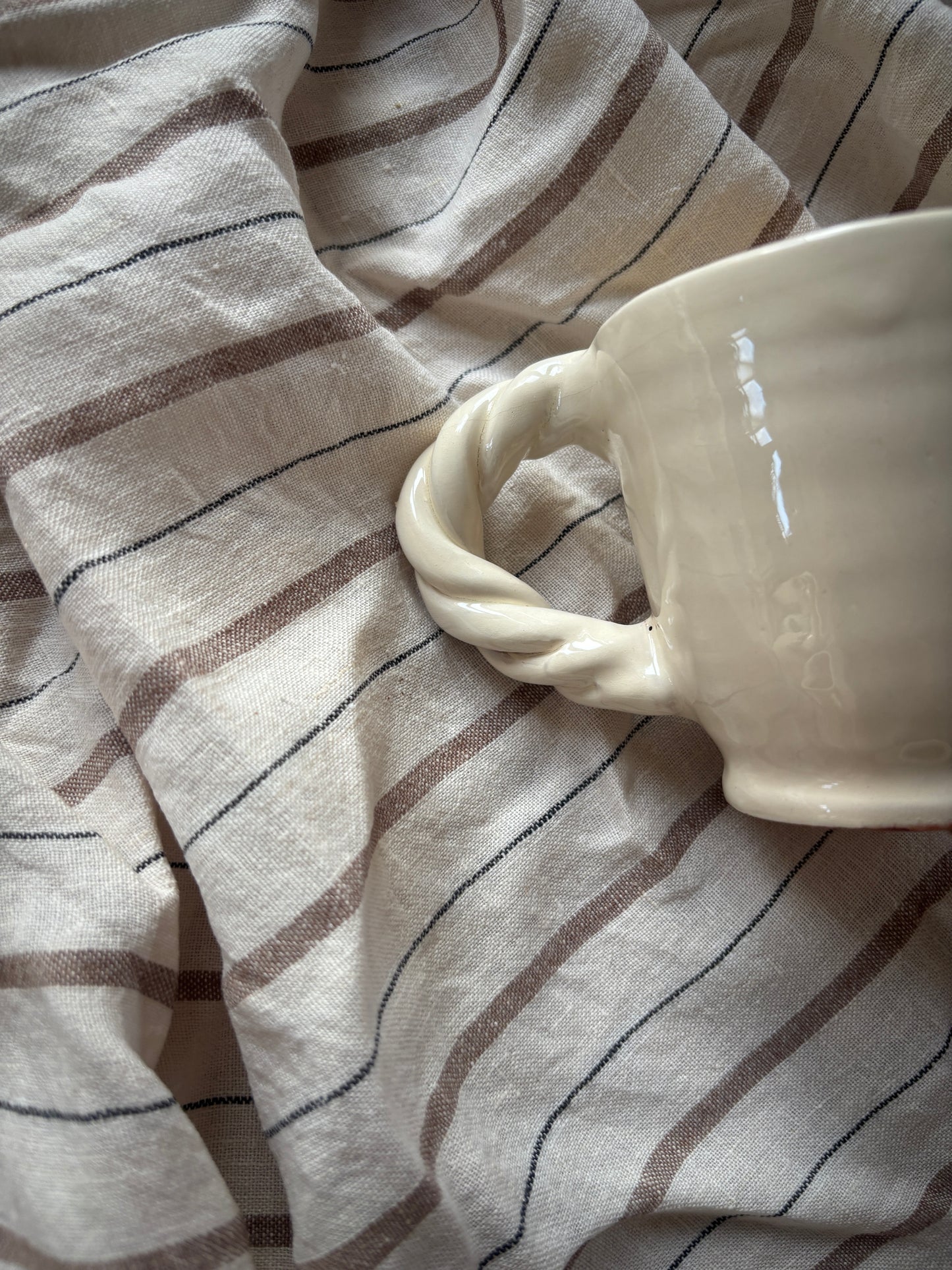 Keramik kop med snoet hank