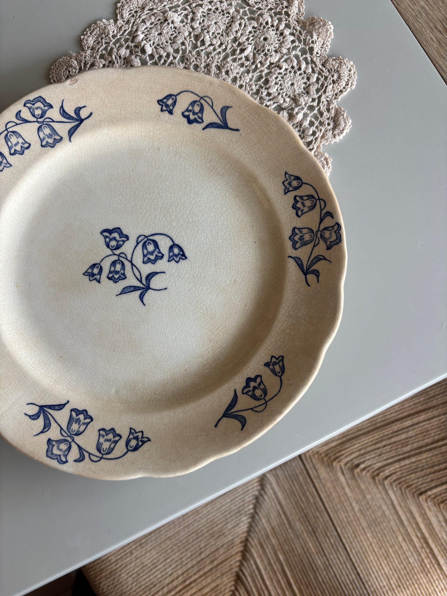 Plette med blå blomster