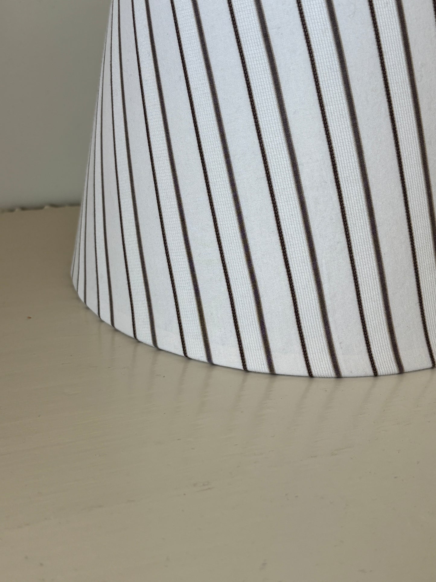 Lampe med stribet skærm