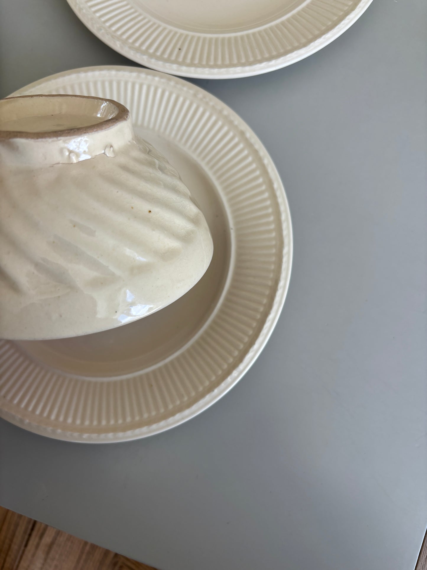 Smuk cremefarvet skål med swirl