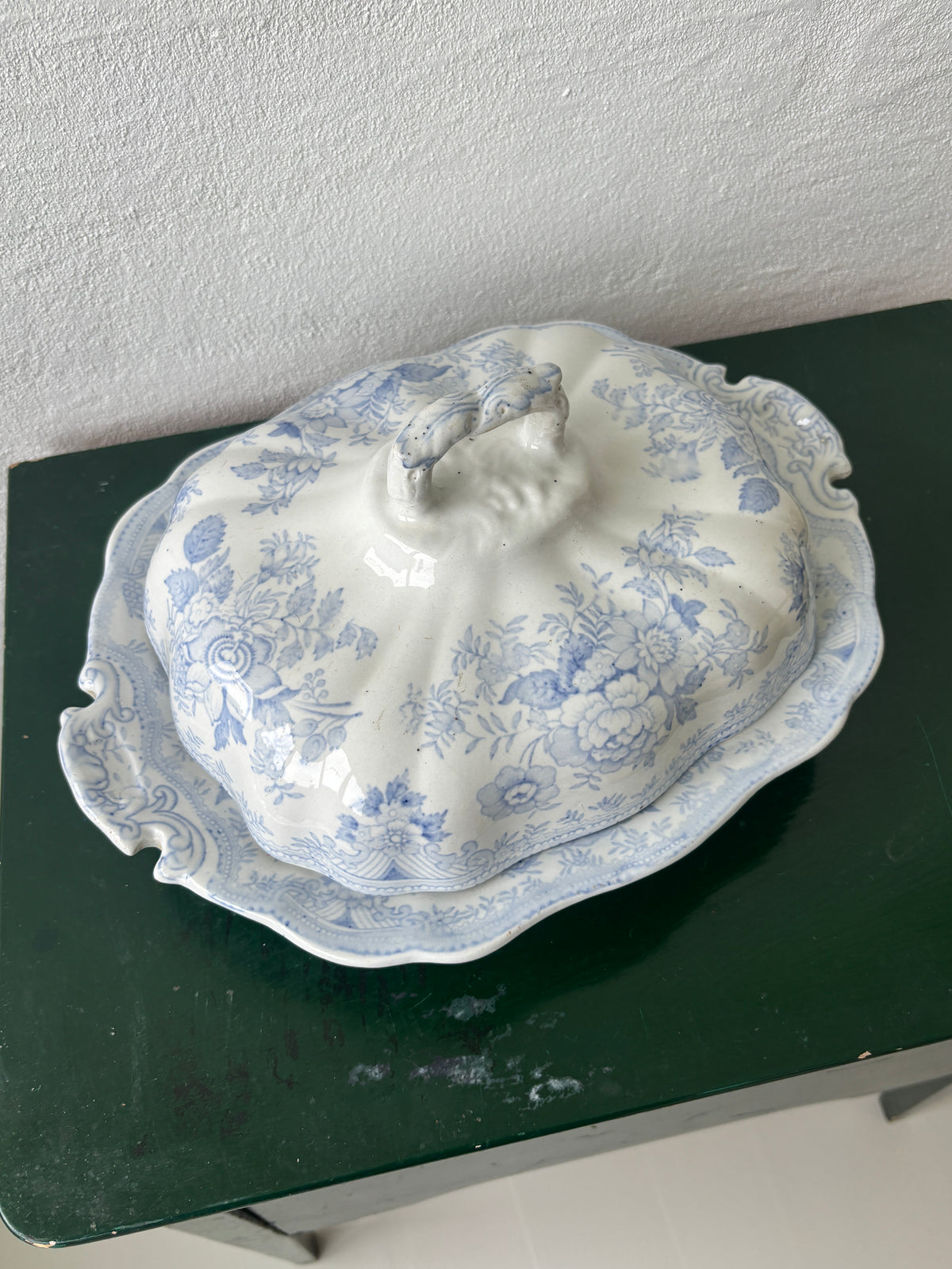 Terrin med lilla/blå motiv