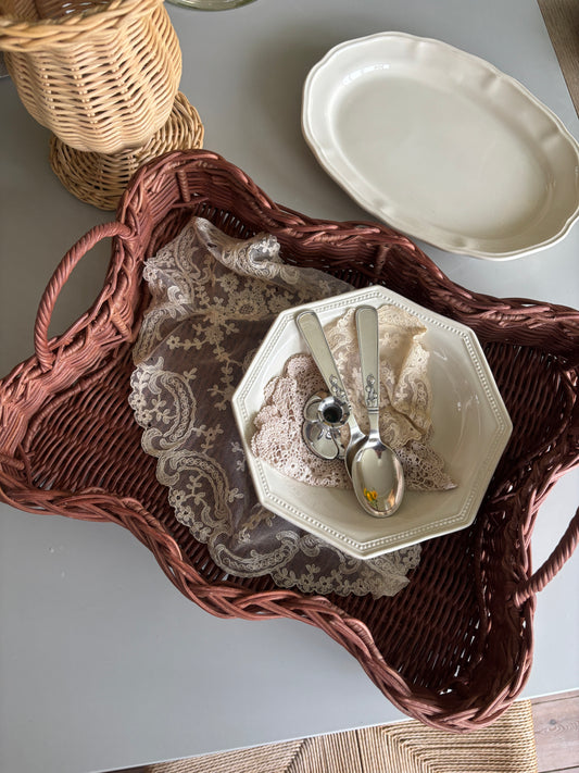 Brun rattan bakke med håndtag