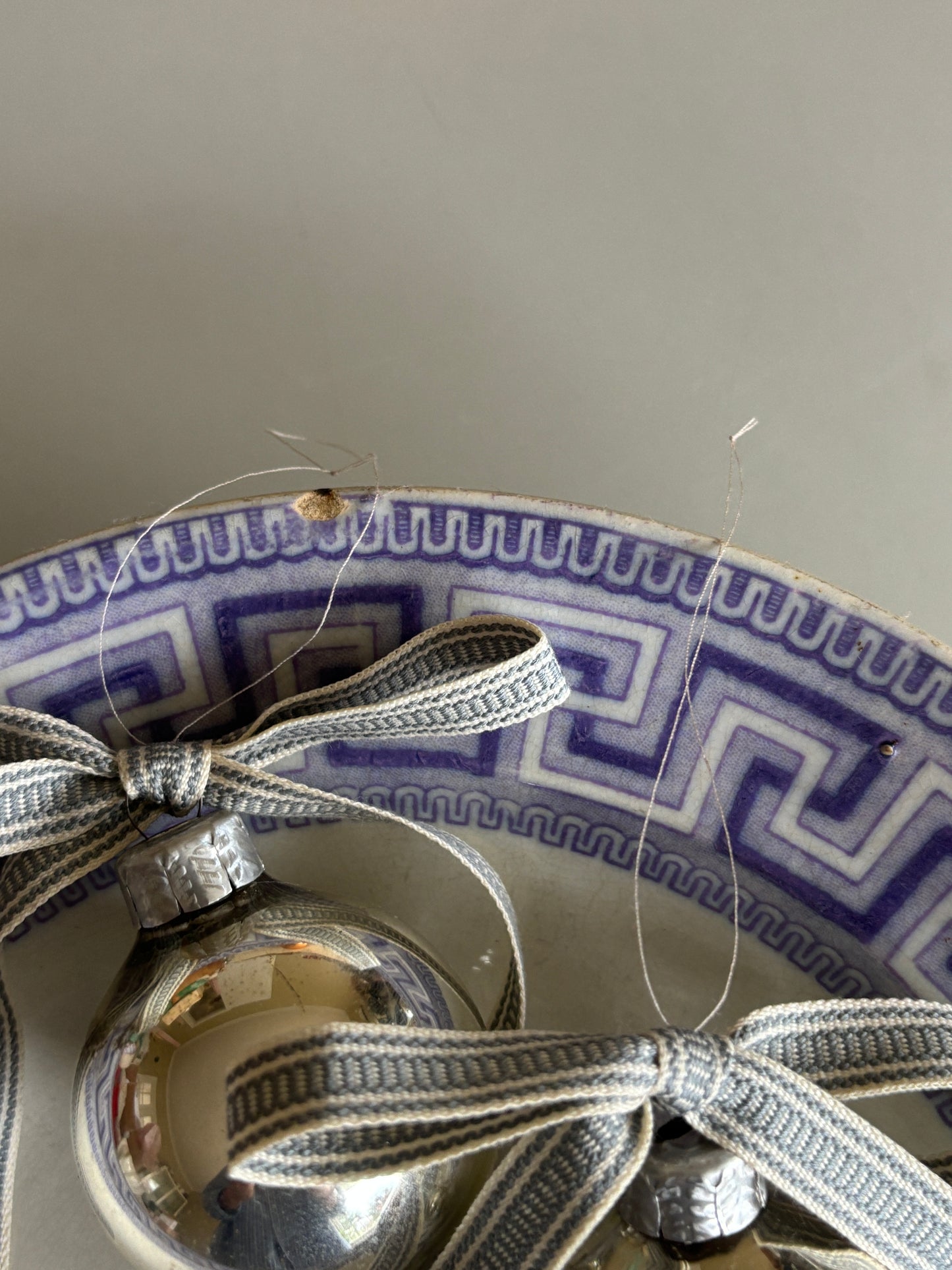 Gamle julekugler med sløjfe