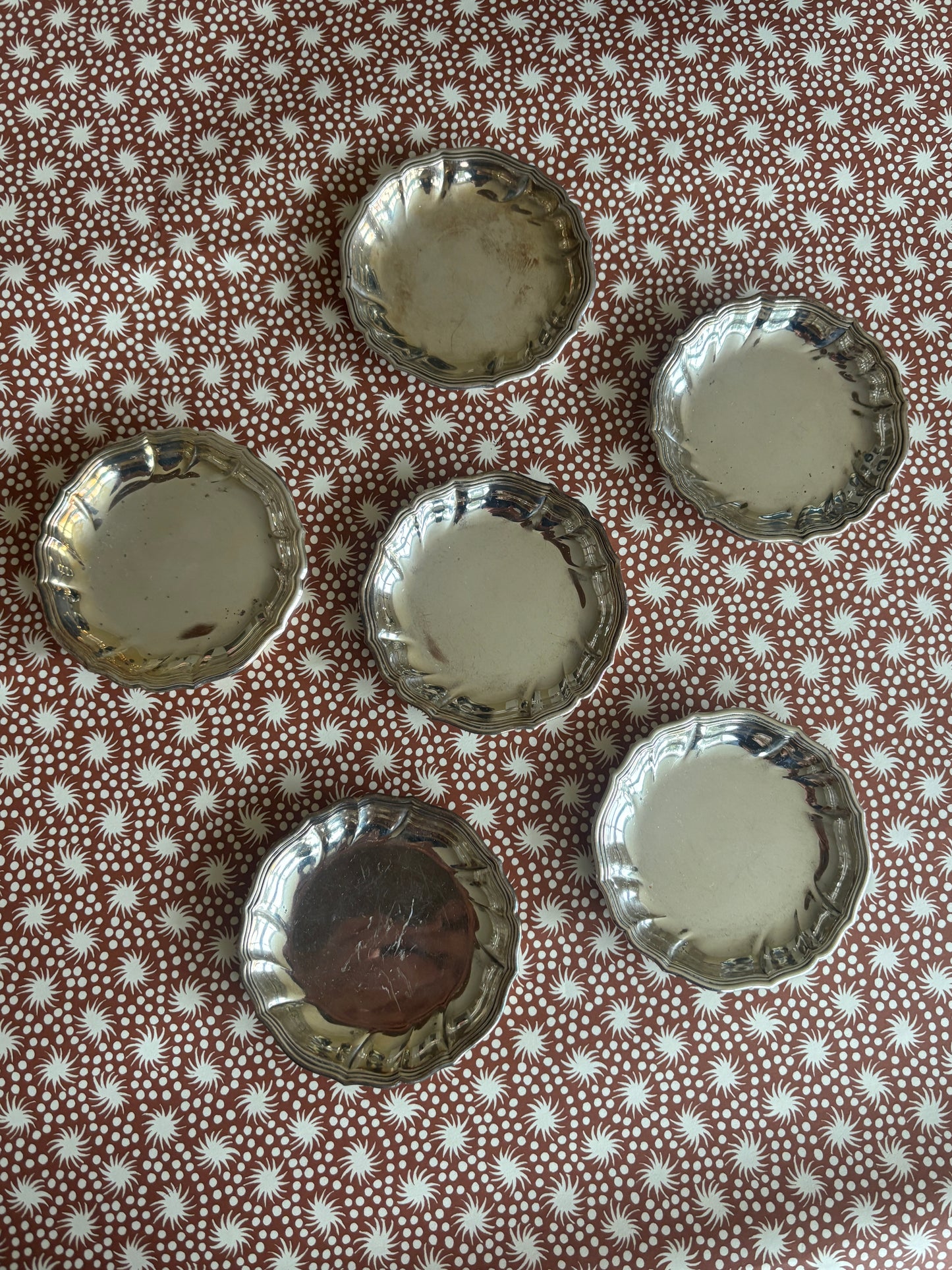 Små pletsølv tallerkner
