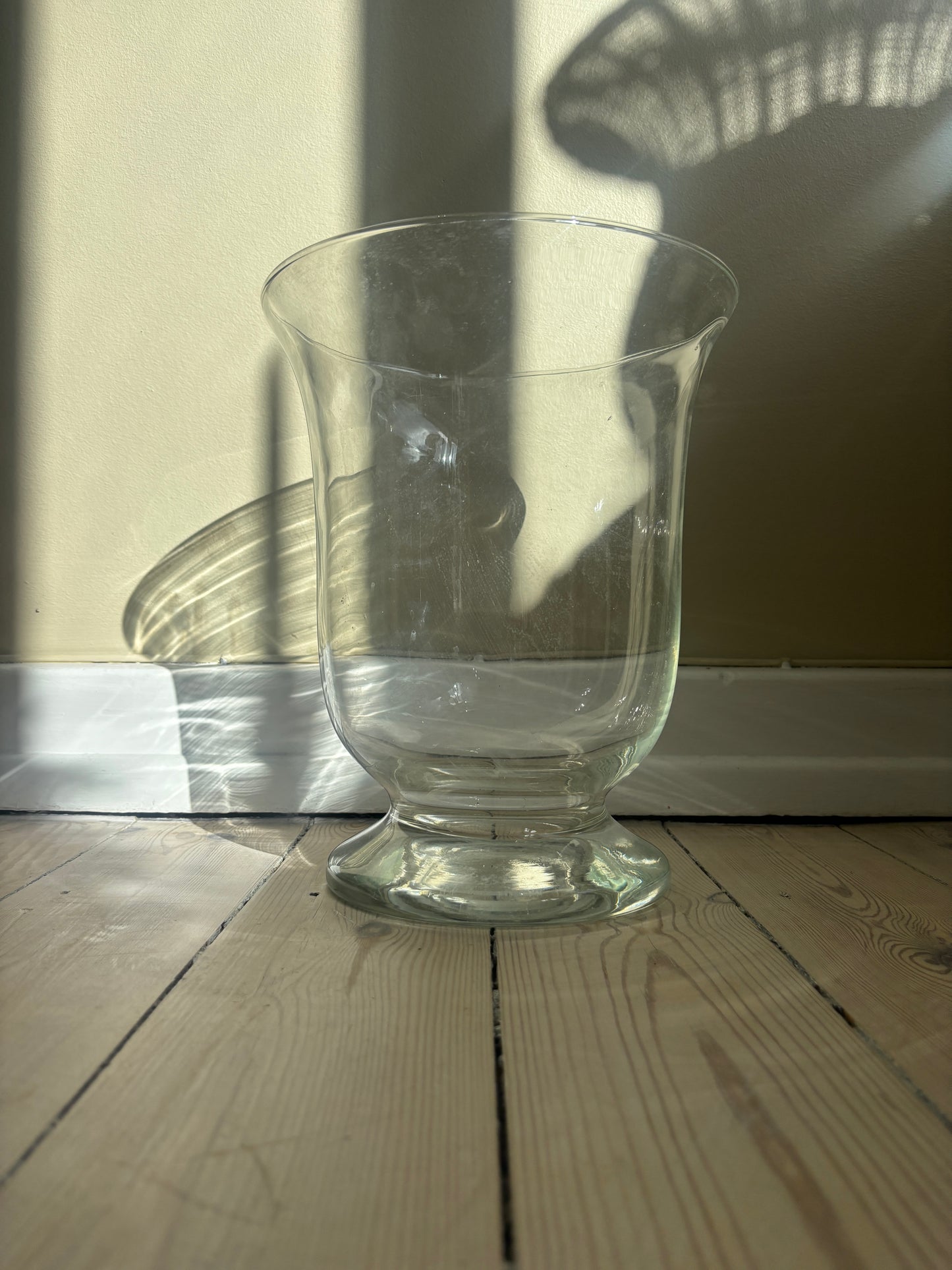 Stor glasvase på fod