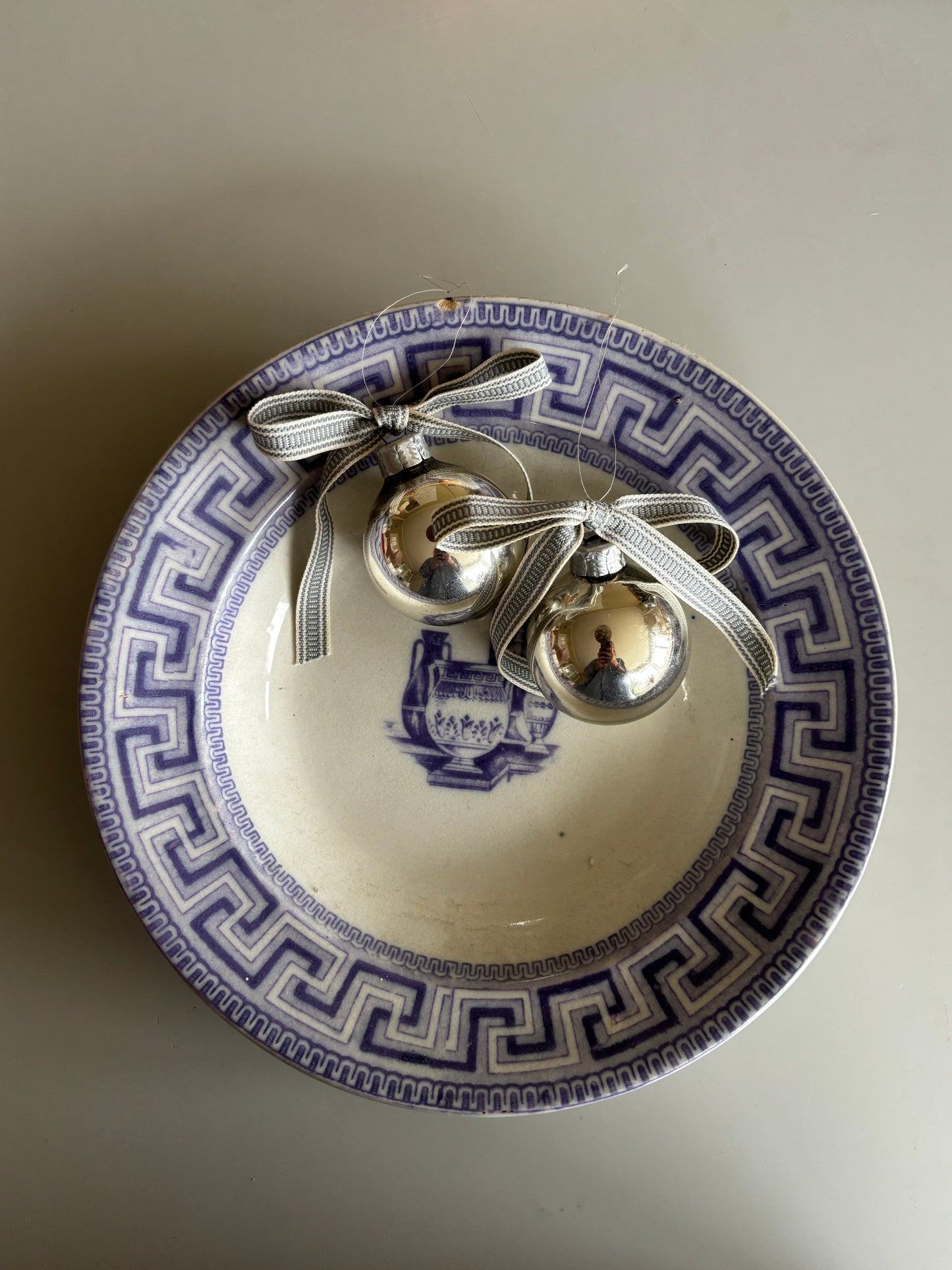 Gamle julekugler med sløjfe