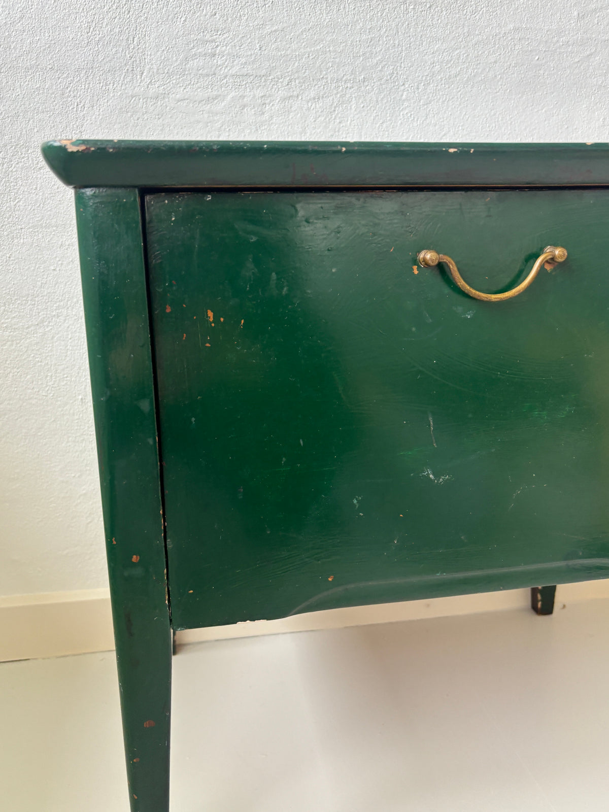 Møbel med en stor skuffe
