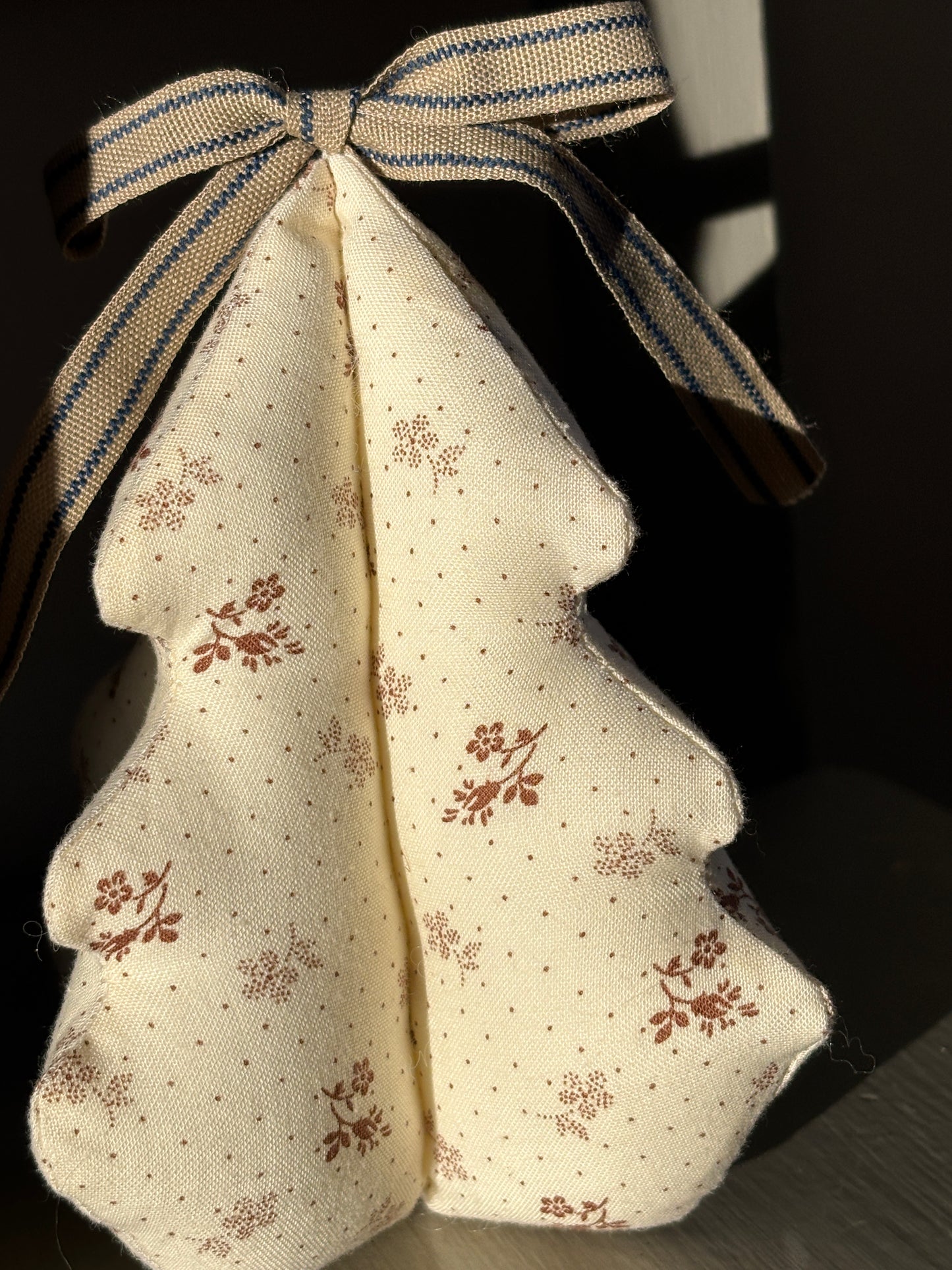 Håndlavet juletræ med sløjfe