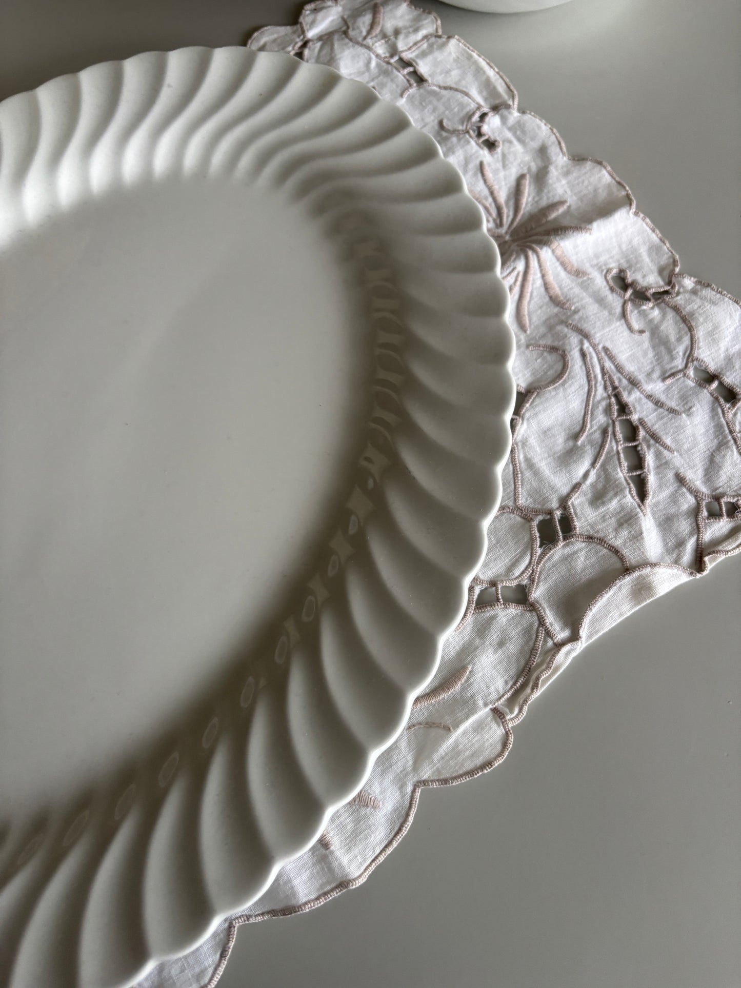 Snowhite fad med swirl kant