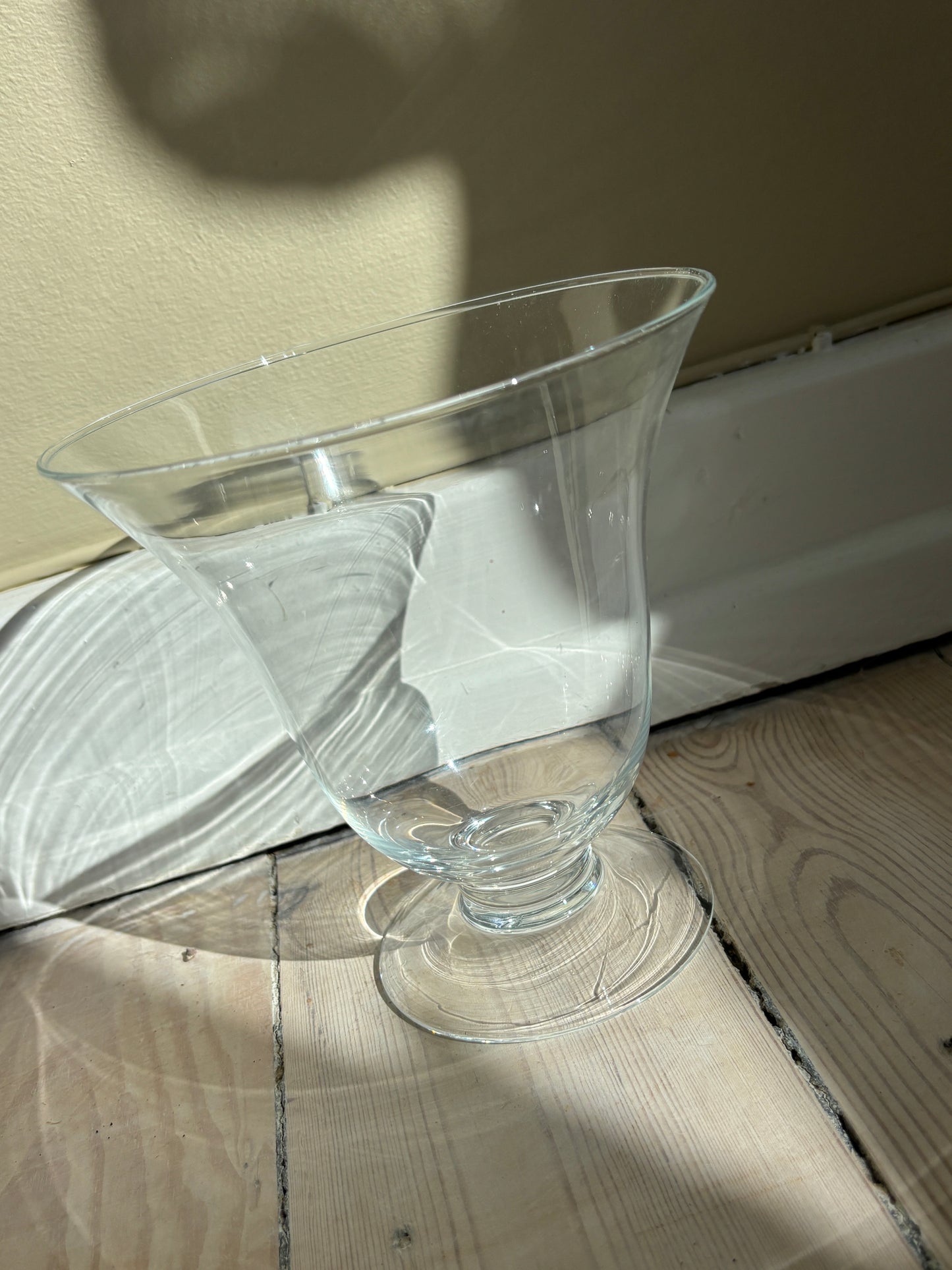 Fin vase på fod