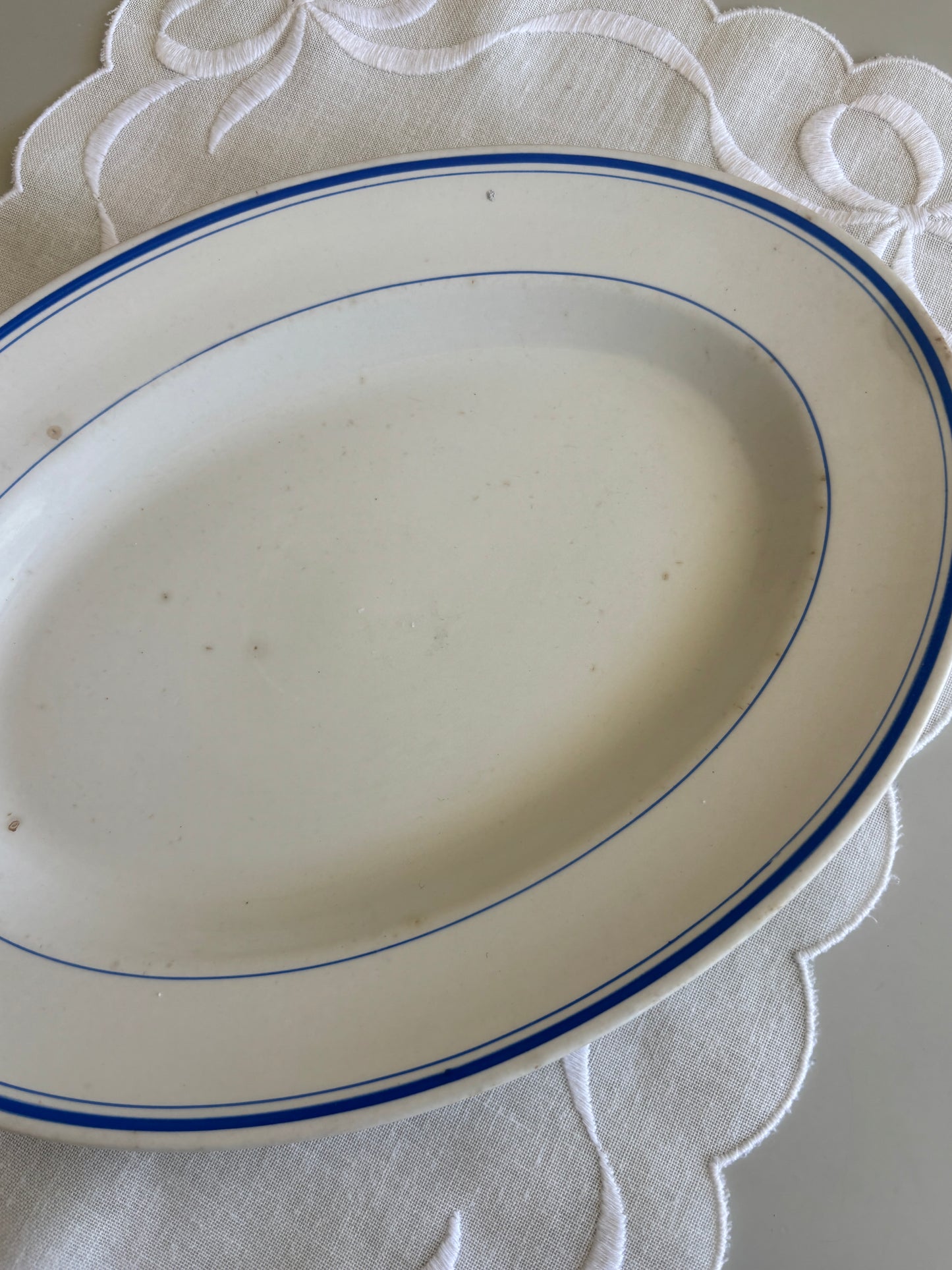 Alumina fad med blå kant