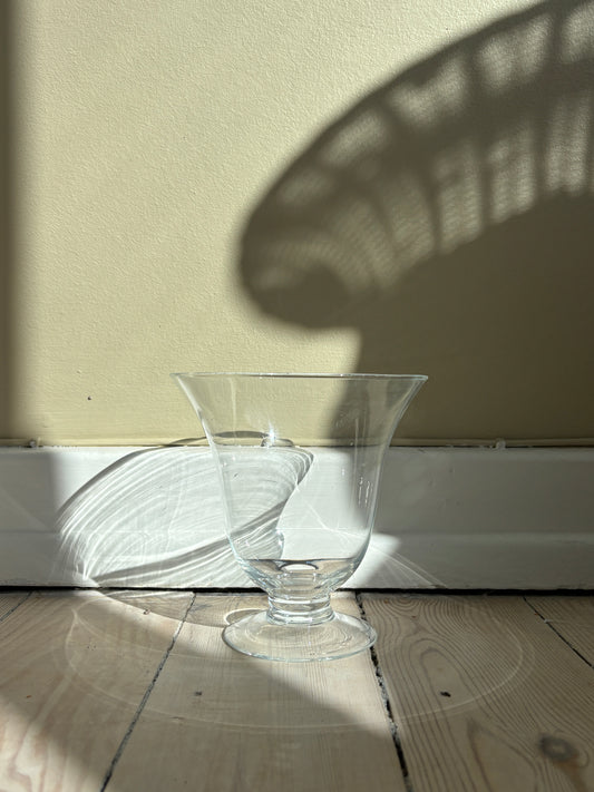 Fin vase på fod