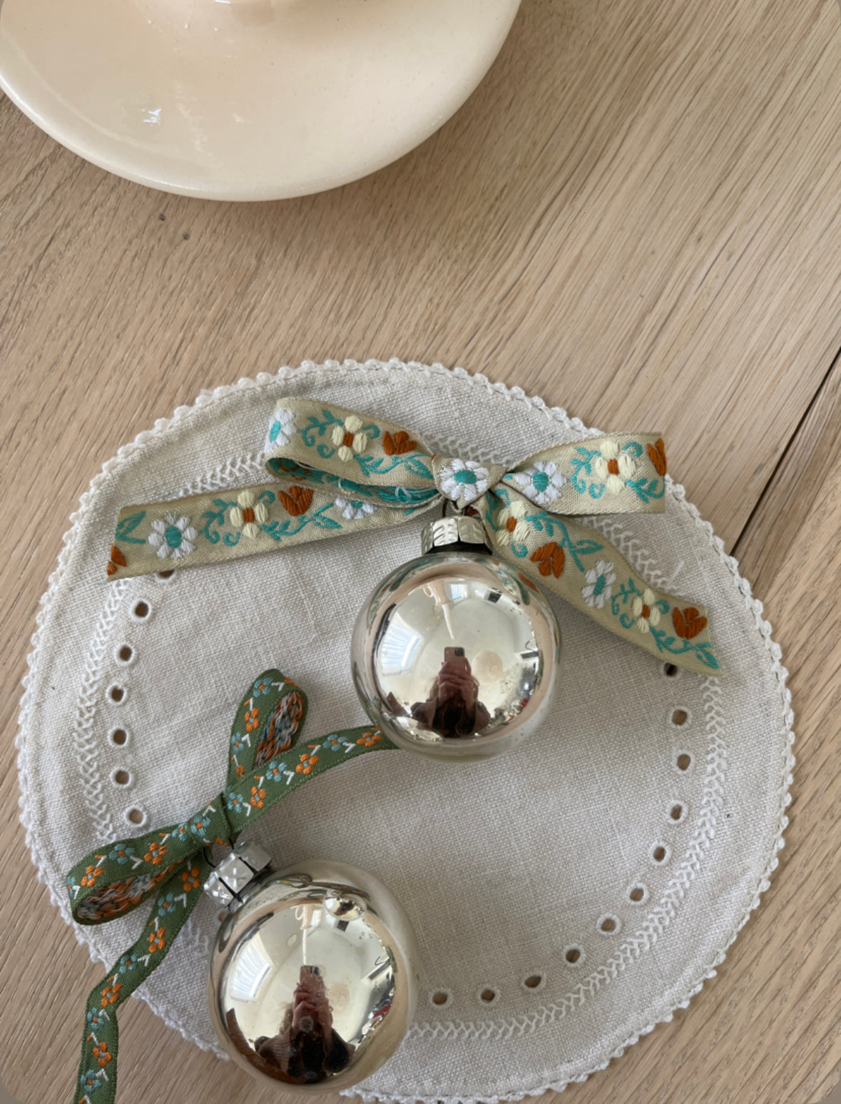 Julekugler med sløjfe i bånd